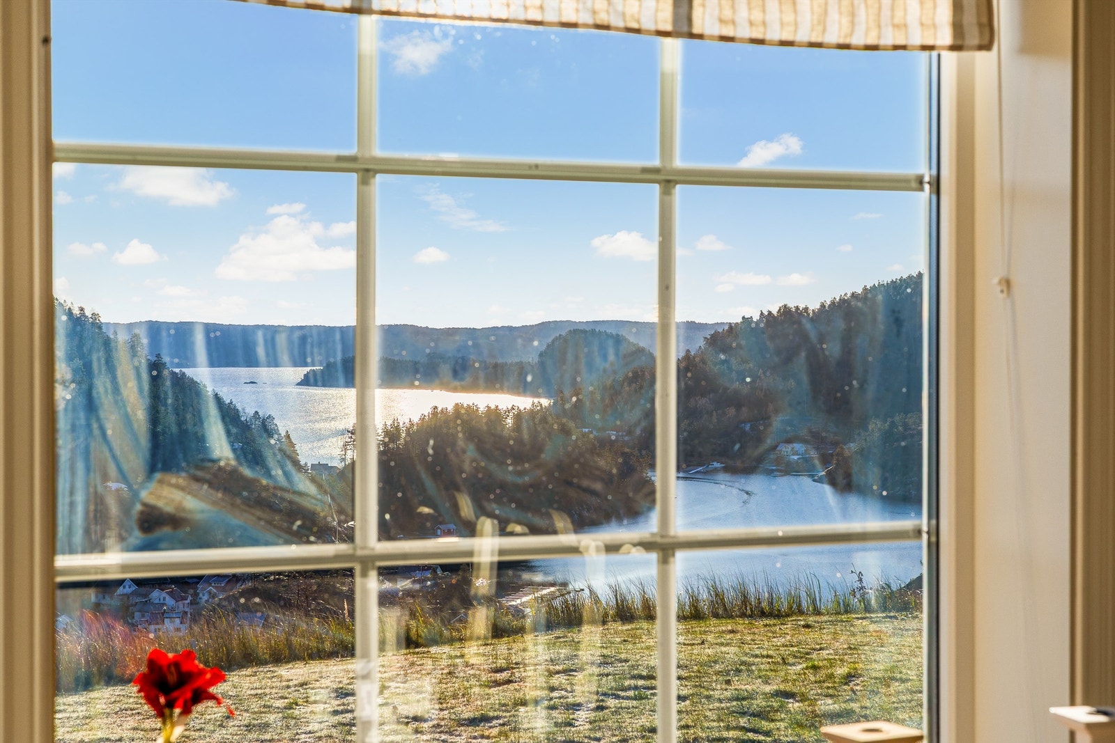 Fra vinduene har du en flott utsikt over fjorden. Galleribilde