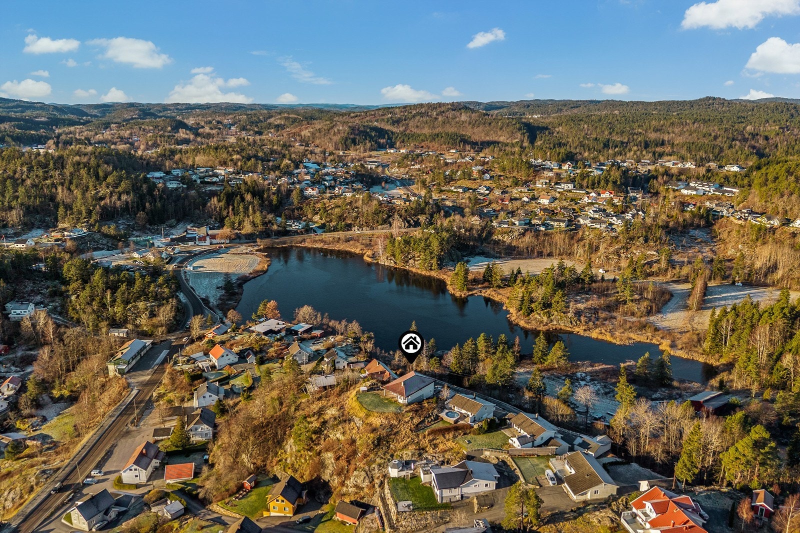 Kort avstand til Thorsdalstjenna og Ambutjenna med fine badeplasser. Galleribilde