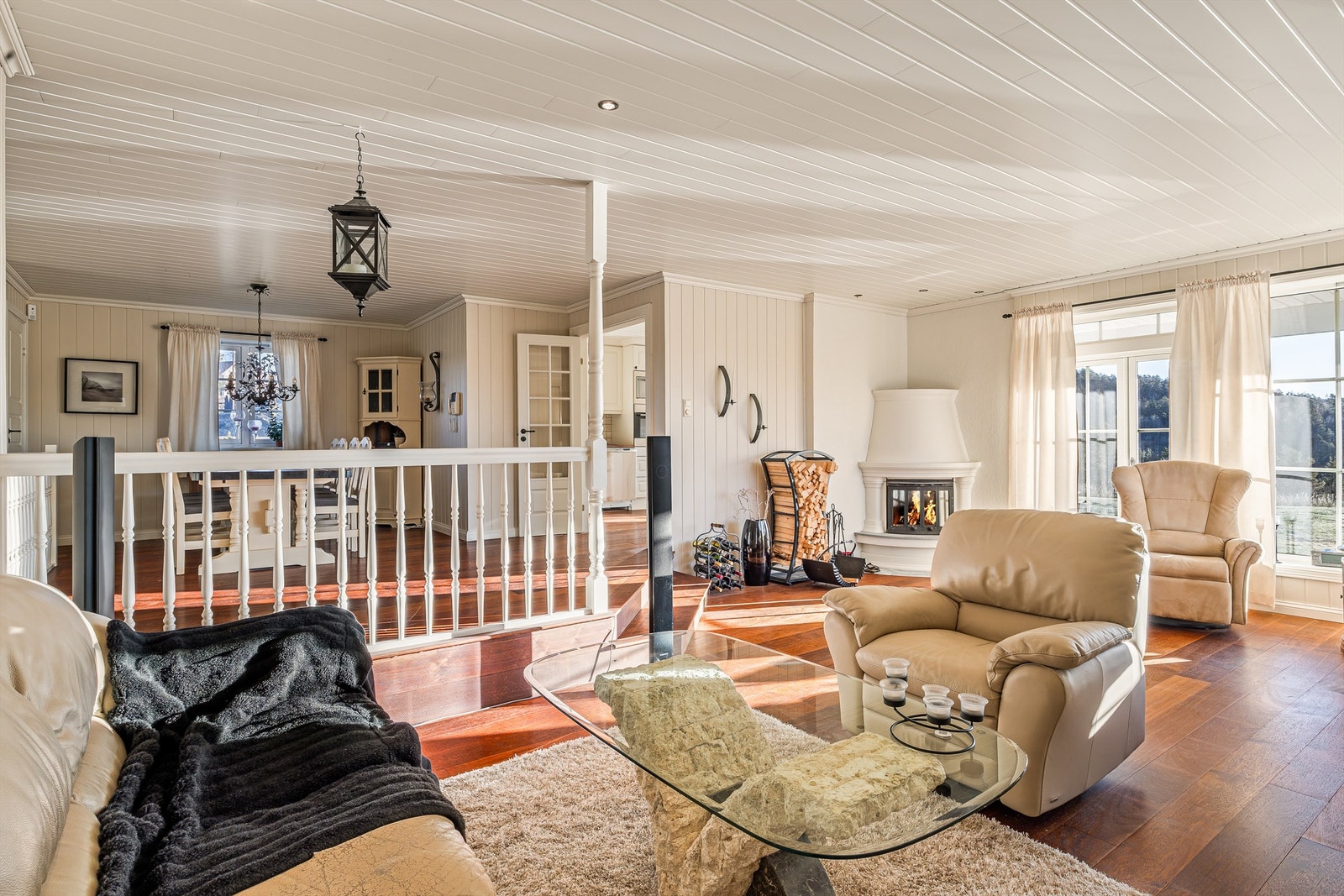 Stuen har en peis som gir god varme og en hyggelig atmosfære. Galleribilde