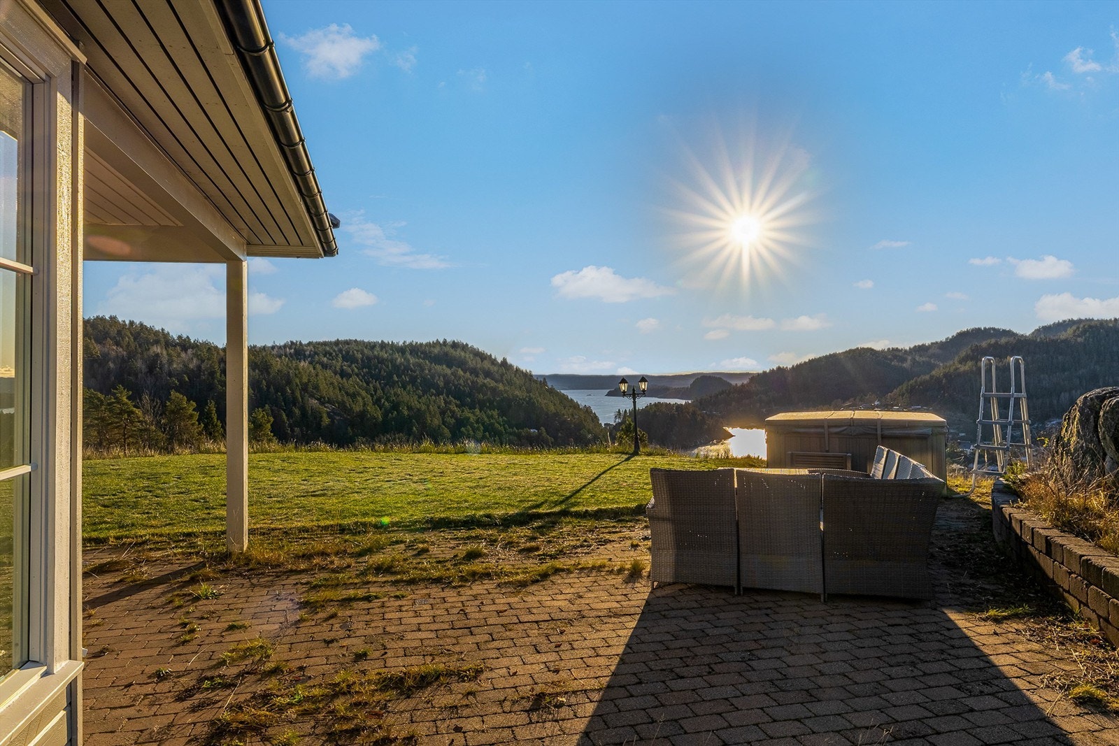 Fra terrassen kan du nyte utsikten mot Kilsfjorden. Galleribilde