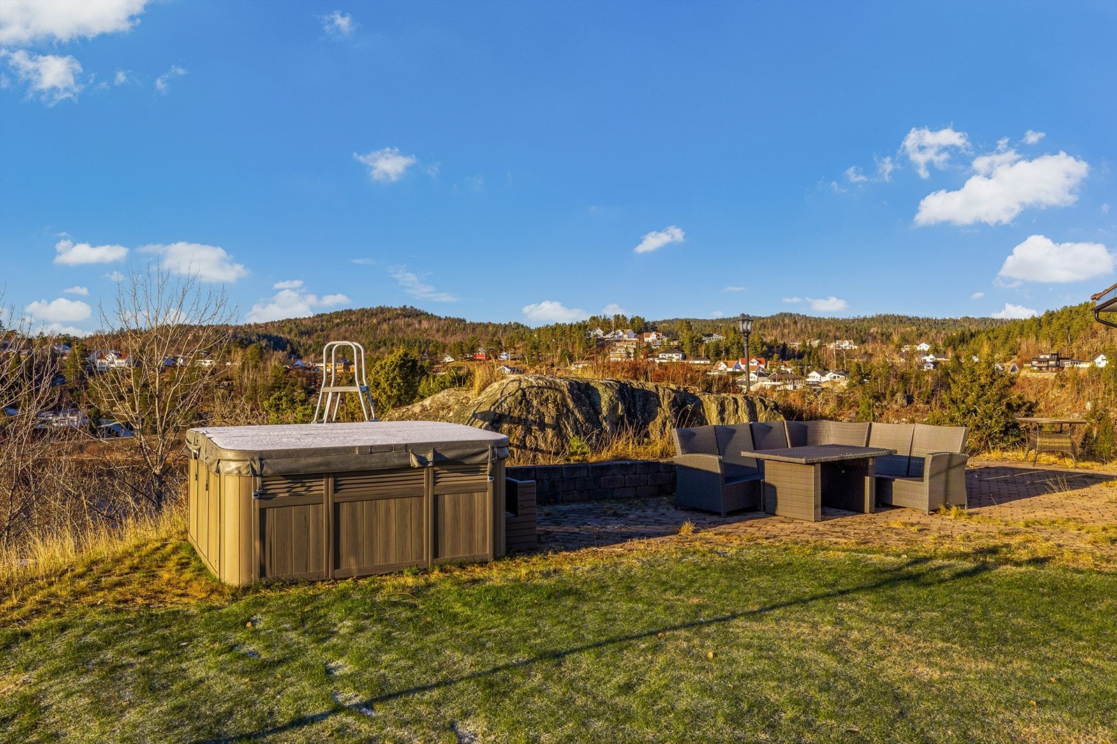 Her er det god plass til både sittegruppe og jacuzzi. Galleribilde