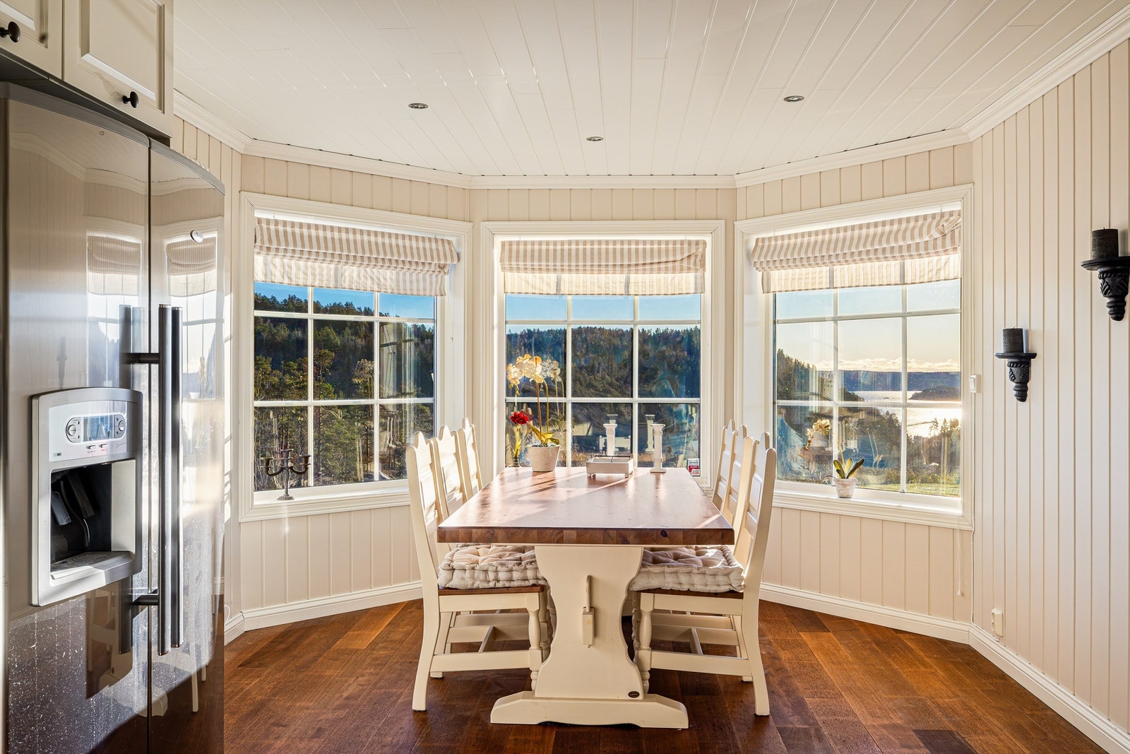 Spiseplassen på kjøkkenet ved vinduer i karnappet. Galleribilde