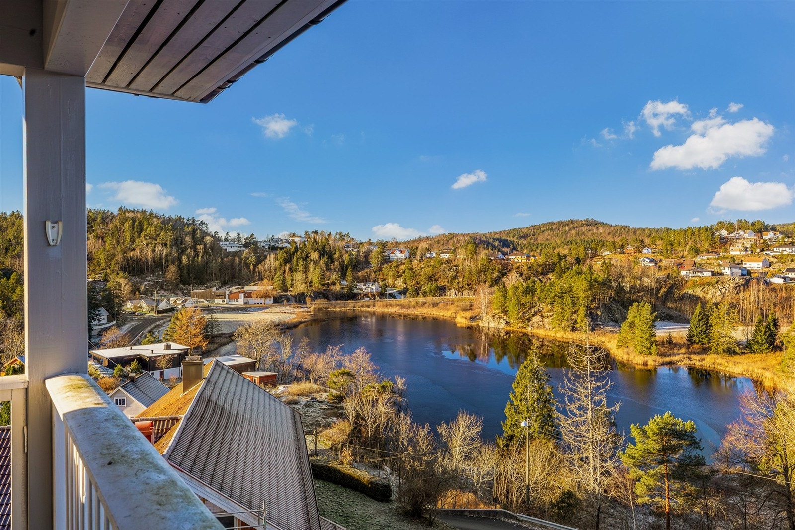 Herfra har du utsikt over nærområdet og Thorsdalstjenna. Skolen sees på andre siden av vannet. Galleribilde
