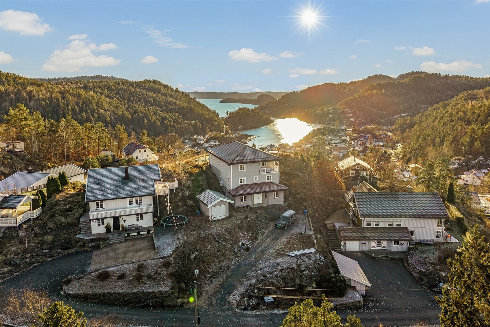 Her bor du med nærhet til sjøen og fine naturområder. Galleribilde