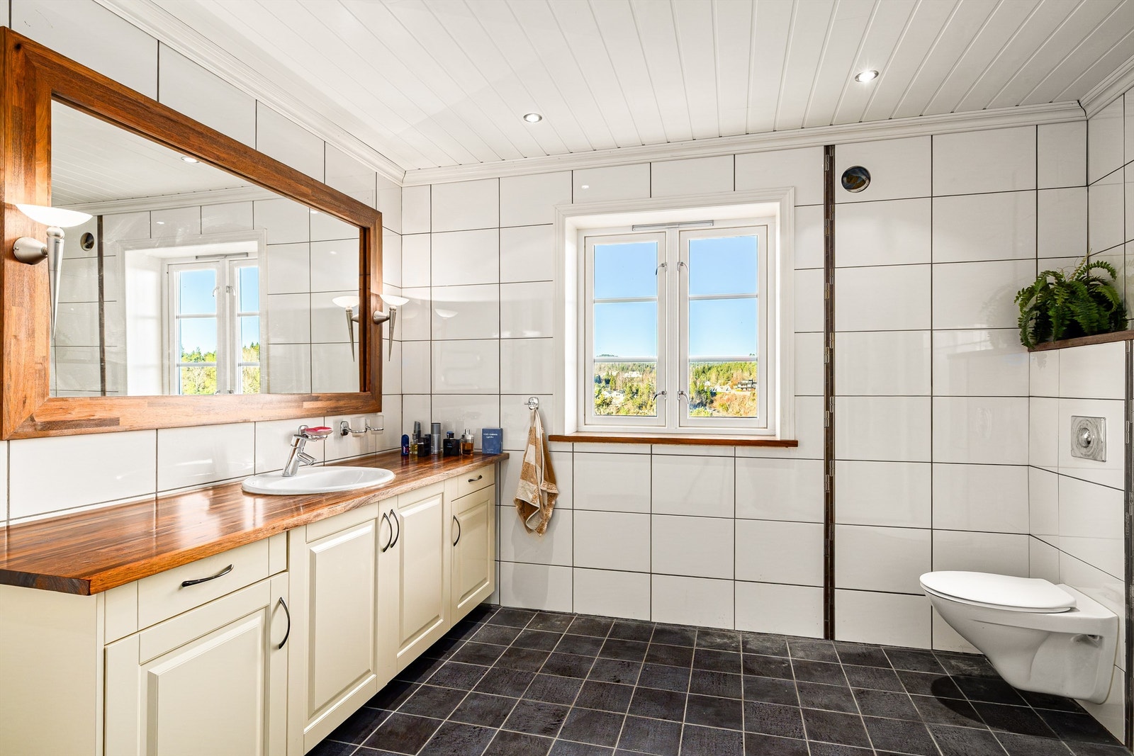 Hovedbadet er romslig med en innredning som rommer mye oppbevaringsplass. Galleribilde