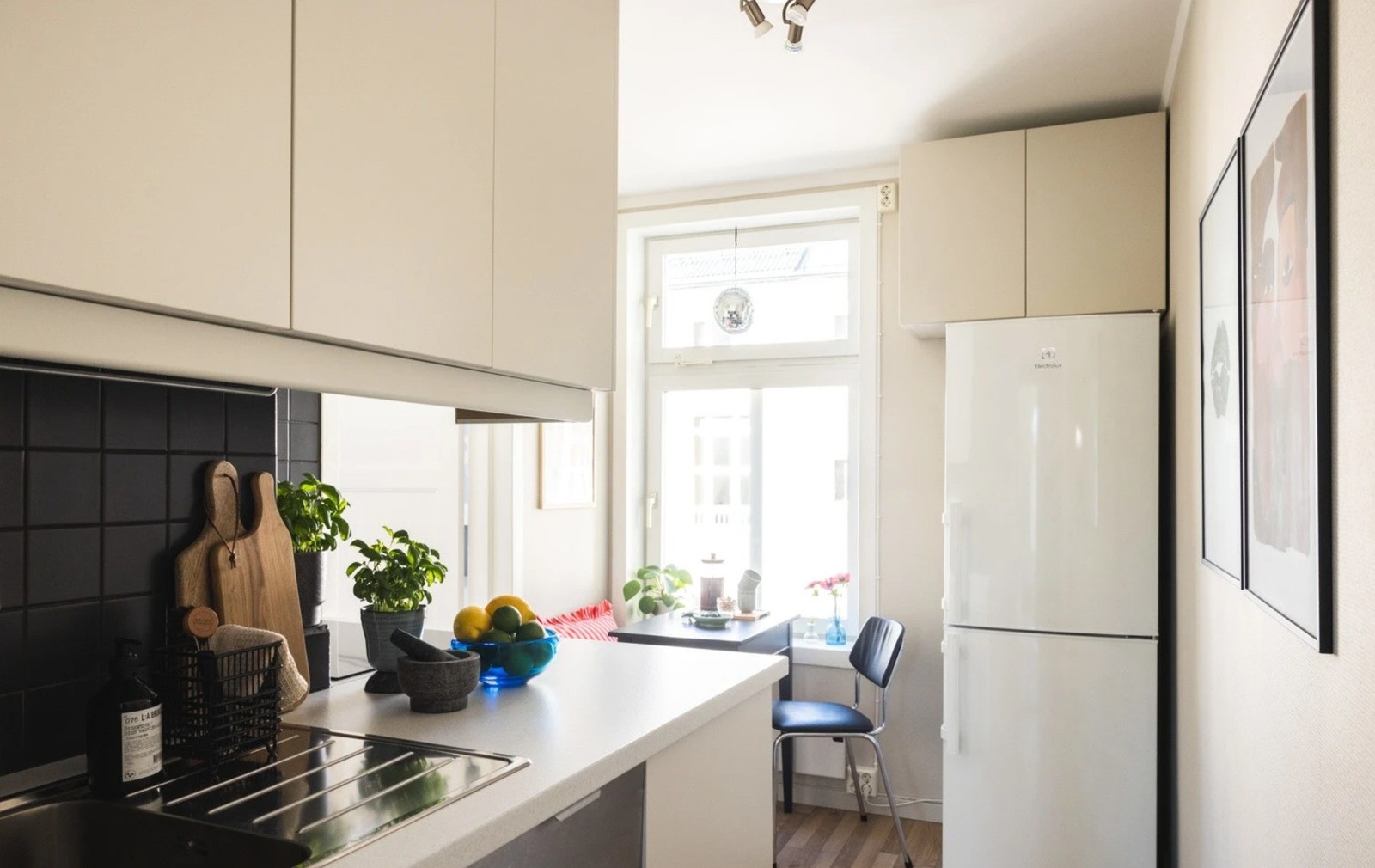 Kjøkken med nye fronter og alle hvitevarer Galleribilde