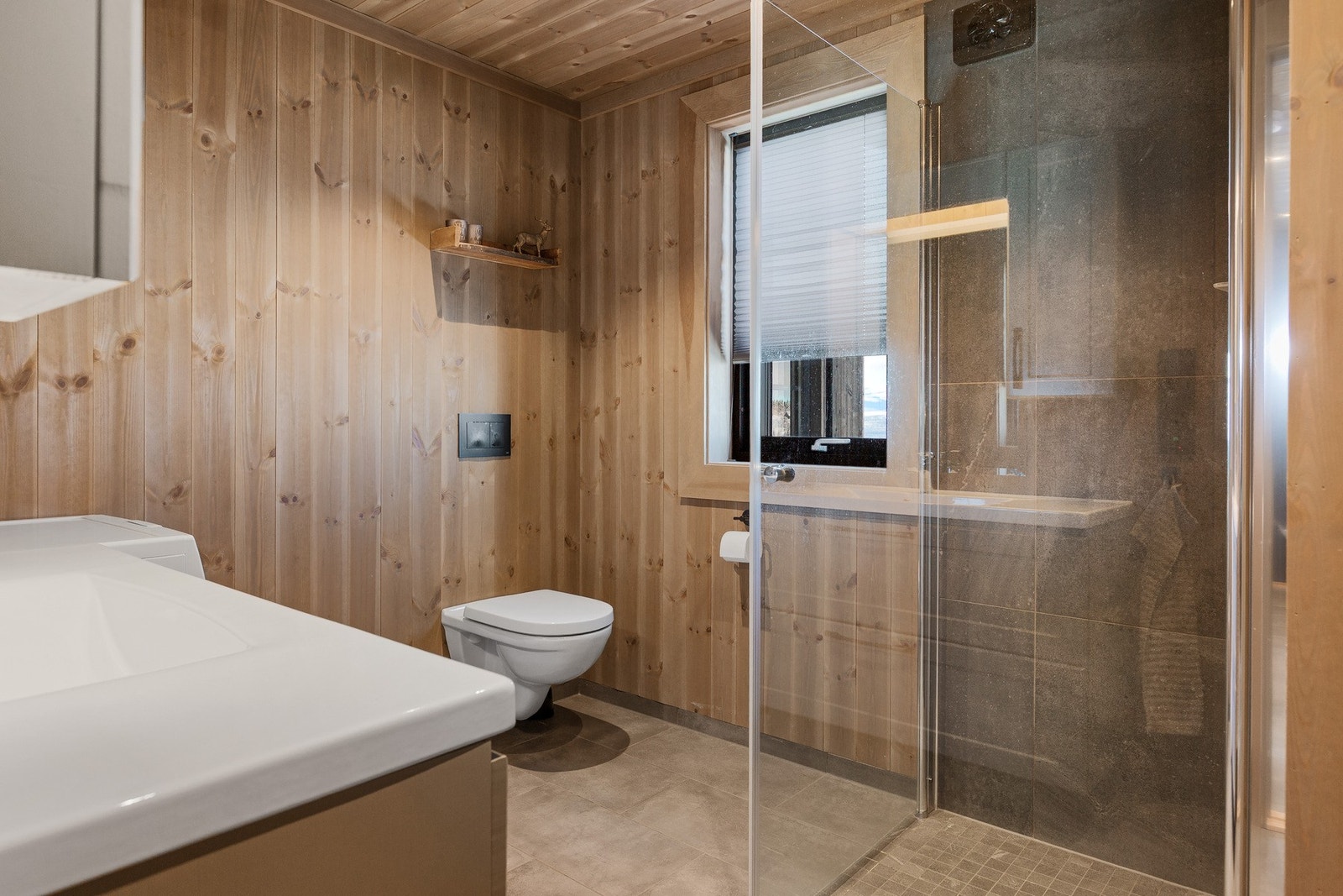 Beiset trepanel, fliser på gulv og i dusjhjørne. Galleribilde