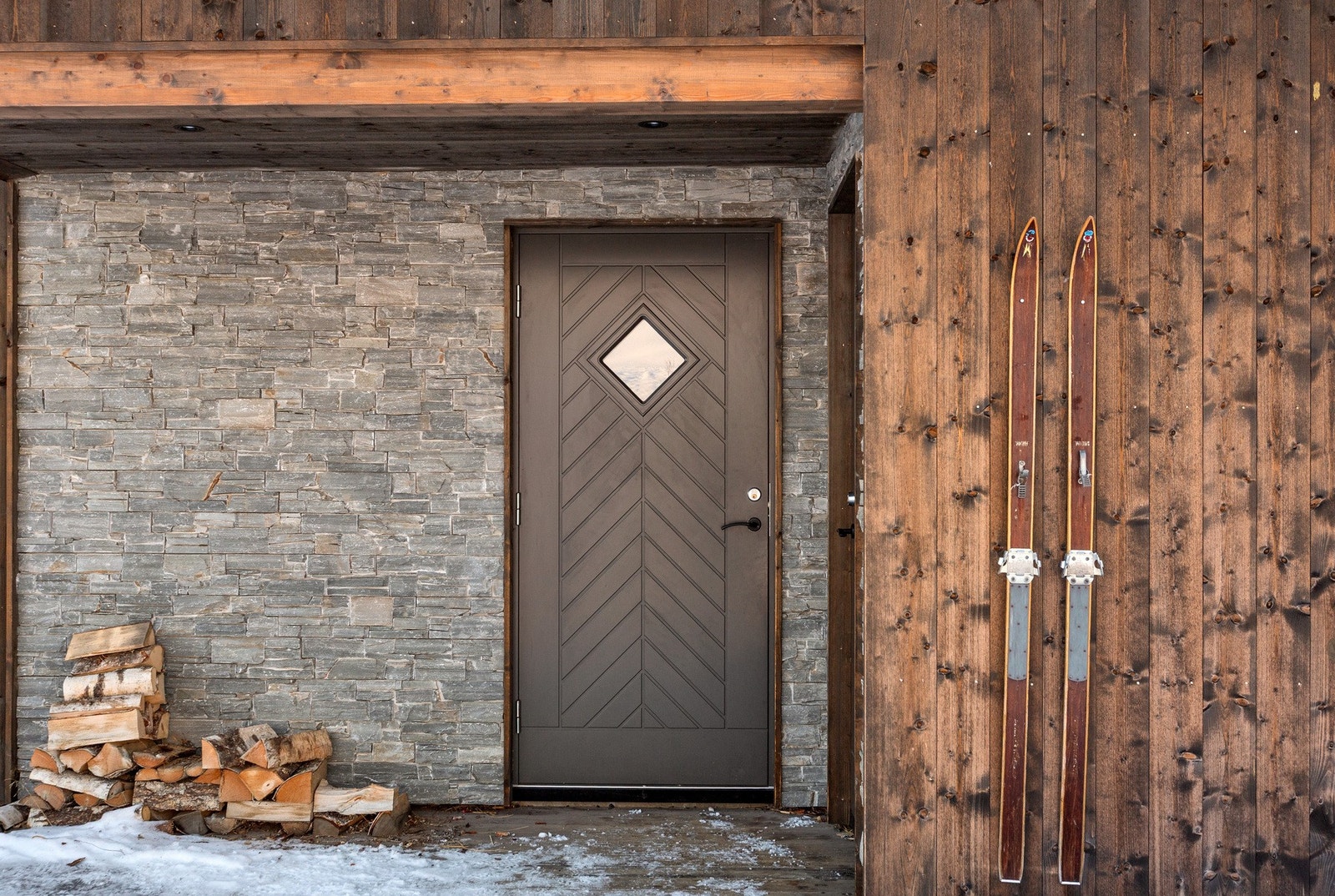 Inntrukket inngangsparti, og adkomst utvendig bod. Galleribilde