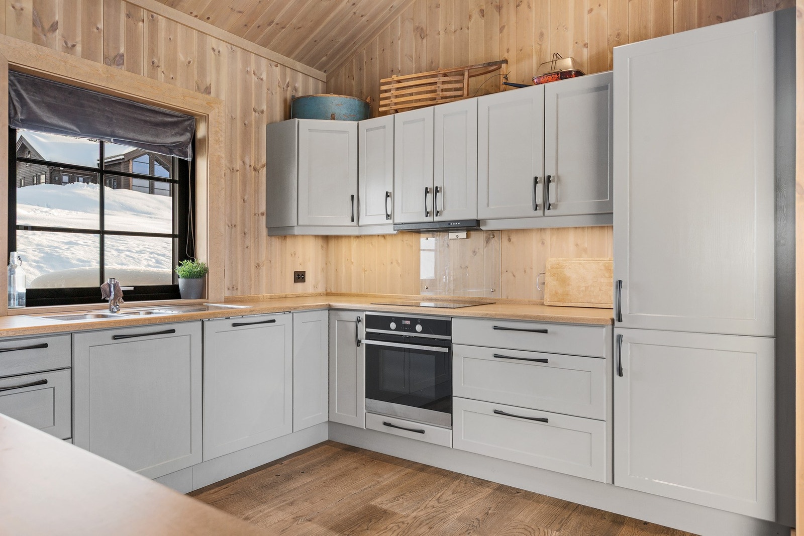 Integrerte hvitevarer som platetopp, komfyr, oppvaskmaskin og kjøl-/fryseskap. Galleribilde