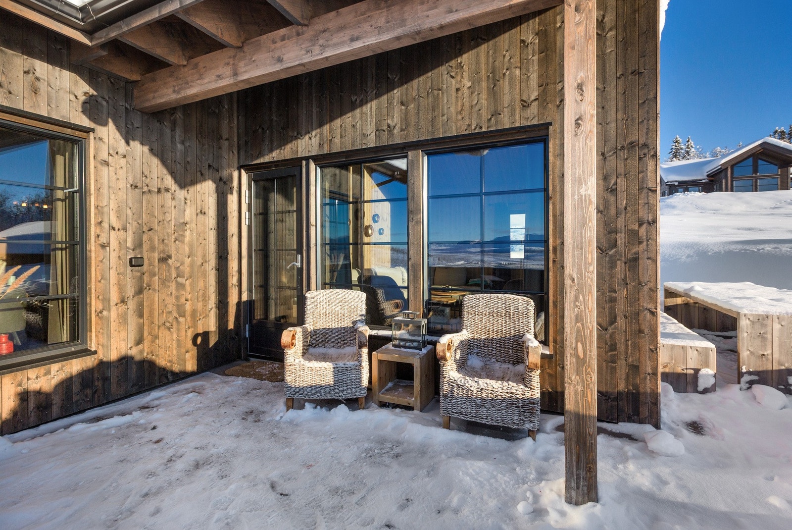 Romslig terrasse med flere møbleringsmuligheter. Galleribilde