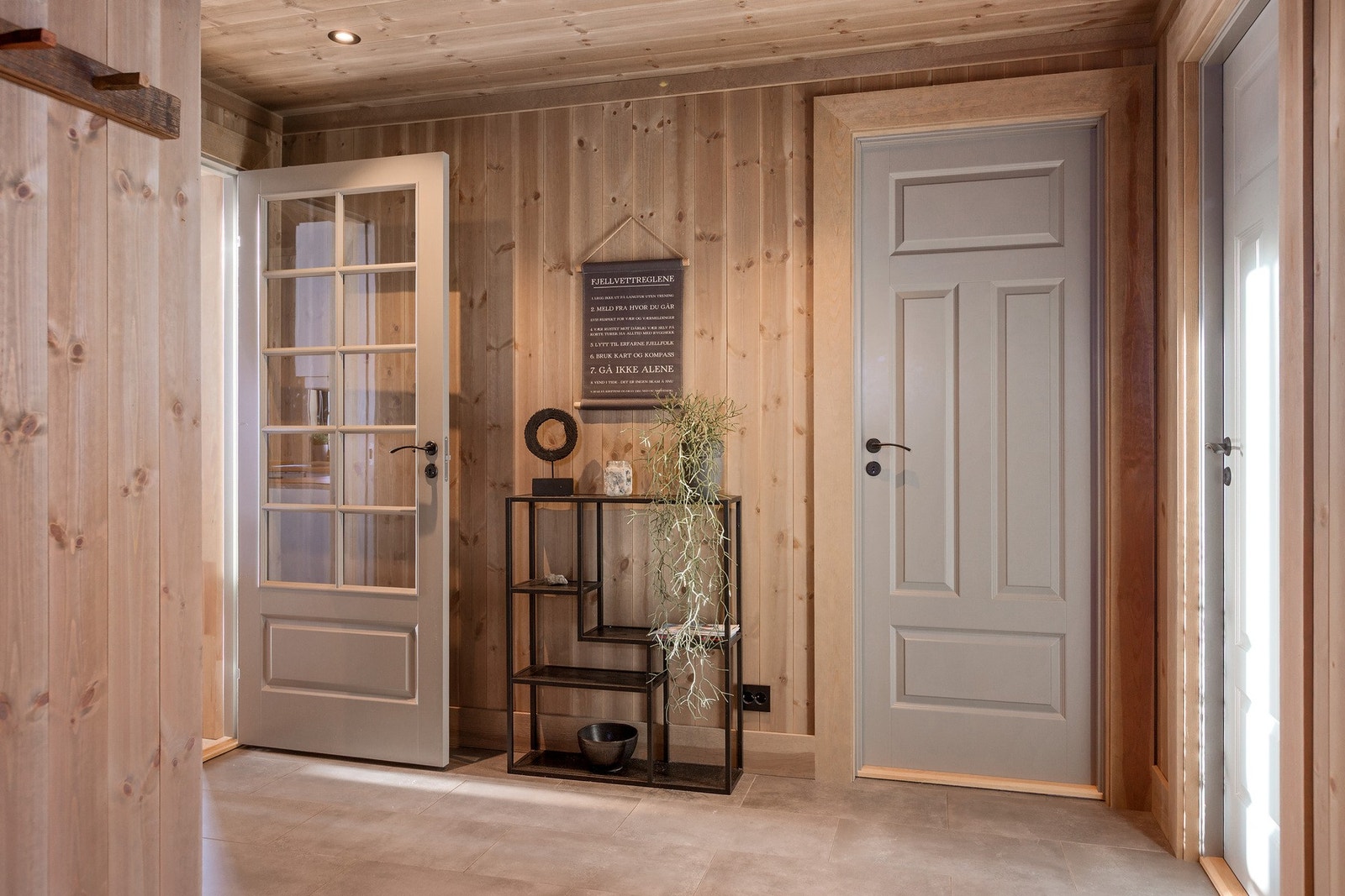 Romslig gang med praktiske fliser på gulv. Galleribilde