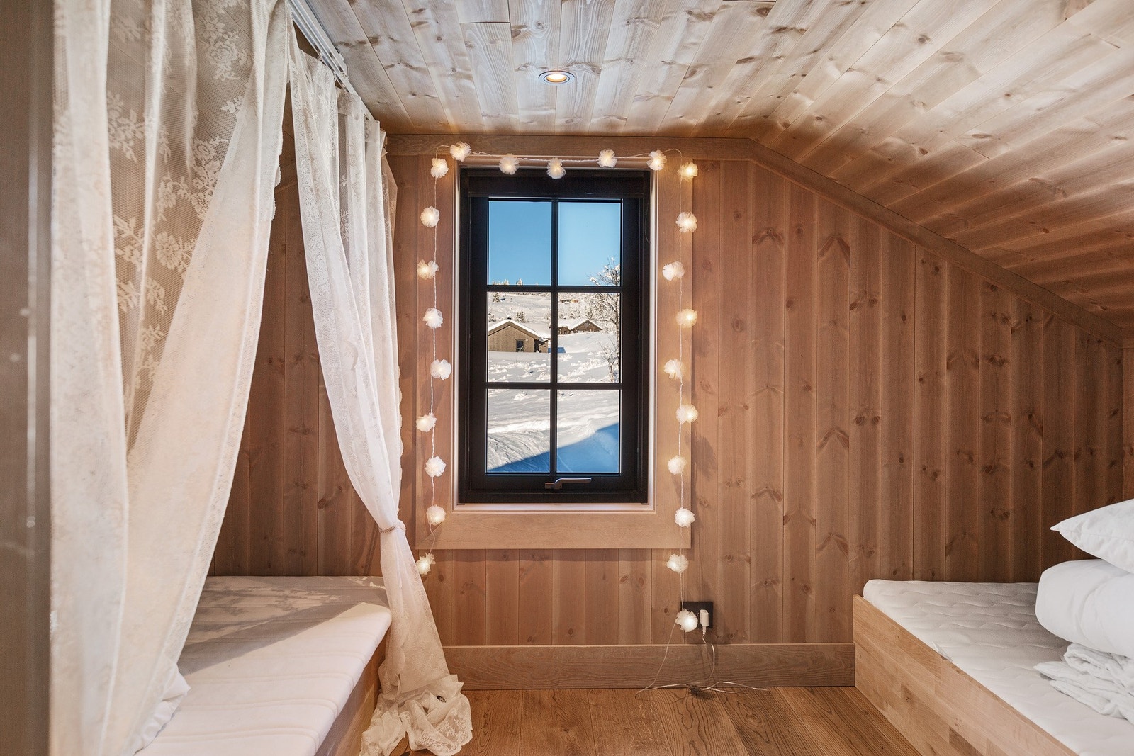 Hems (ikke godkjent for varig opphold grunnet lav takhøyde). Galleribilde