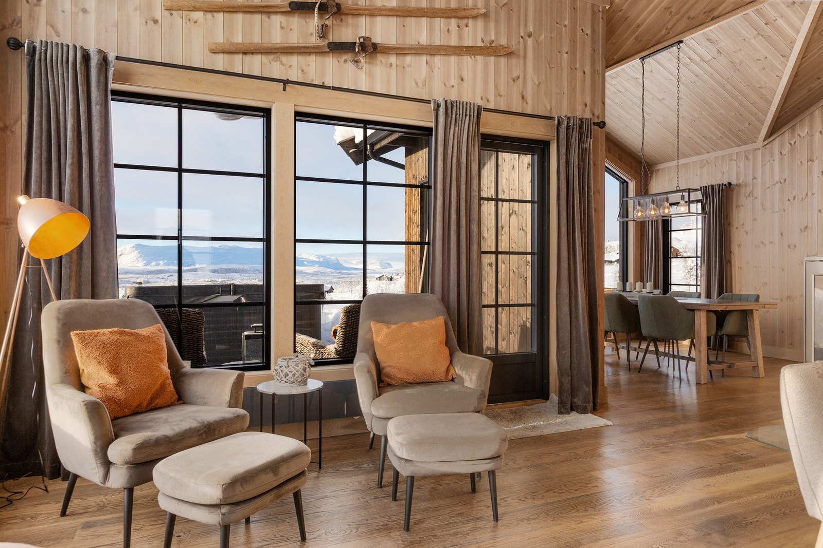 Beiset trepanel og eikegulvparkett gir en lun og god hyttefølelse. Galleribilde