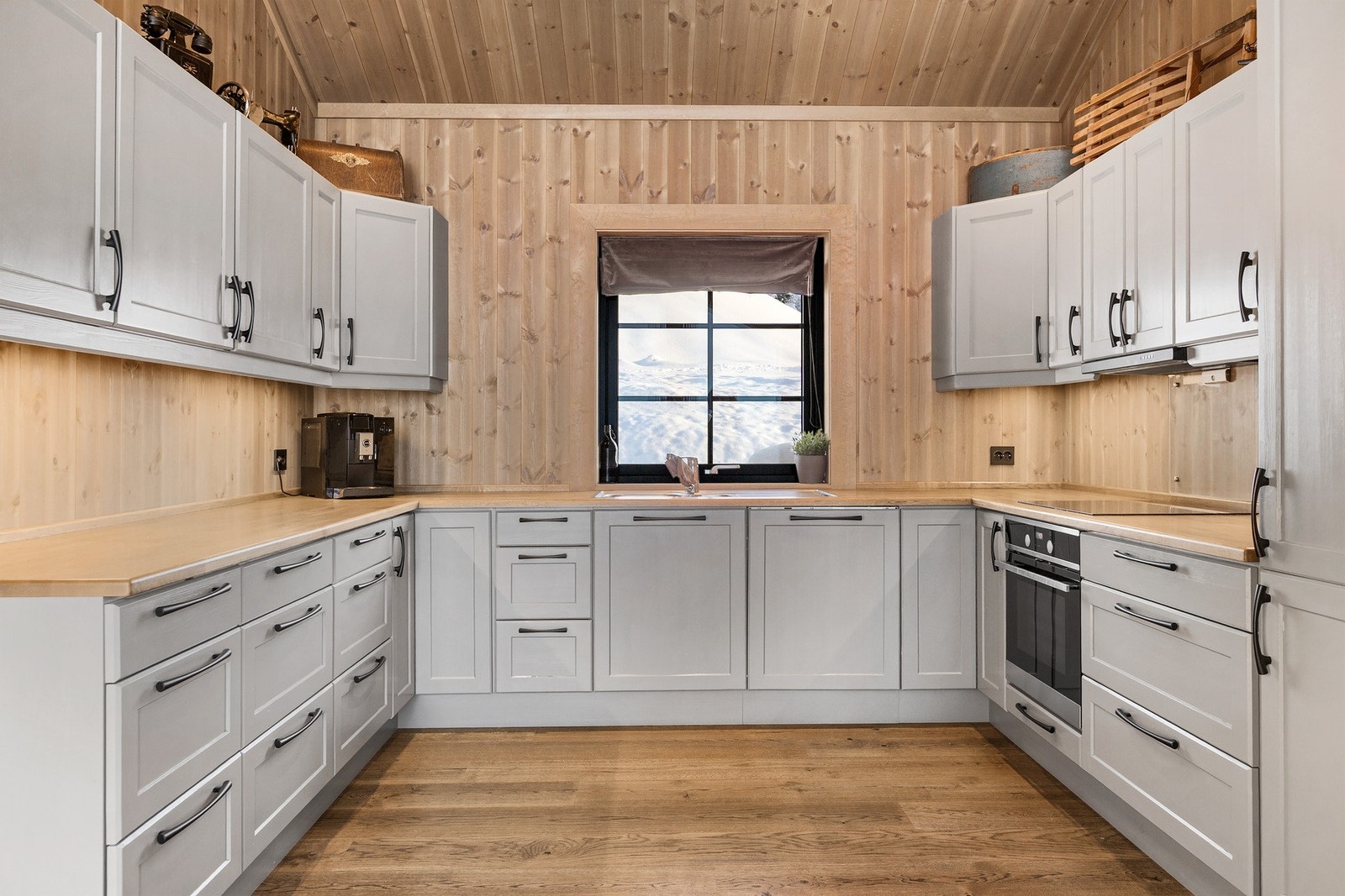 Nedfelt oppvaskkum i heltre benkeplate. Galleribilde