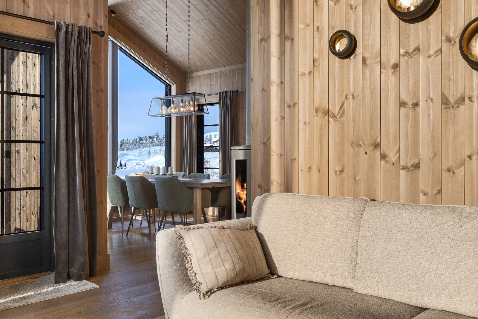 Hytta er inndelt i soner, og fremstår lun og koselig. Galleribilde