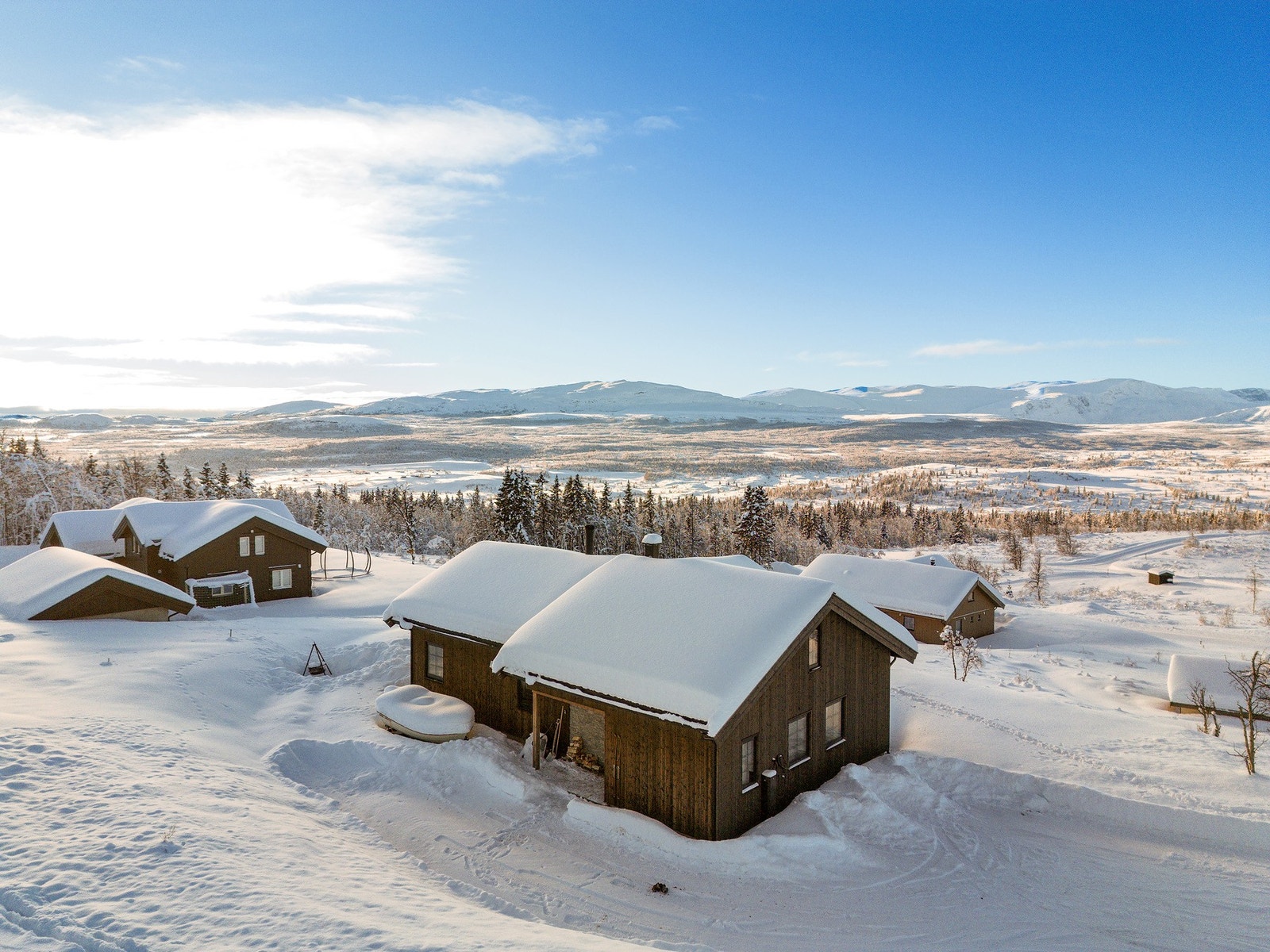 Hyttefeltet ligger i svakt hellende terreng, svært åpent med litt bjørkeskog. Galleribilde