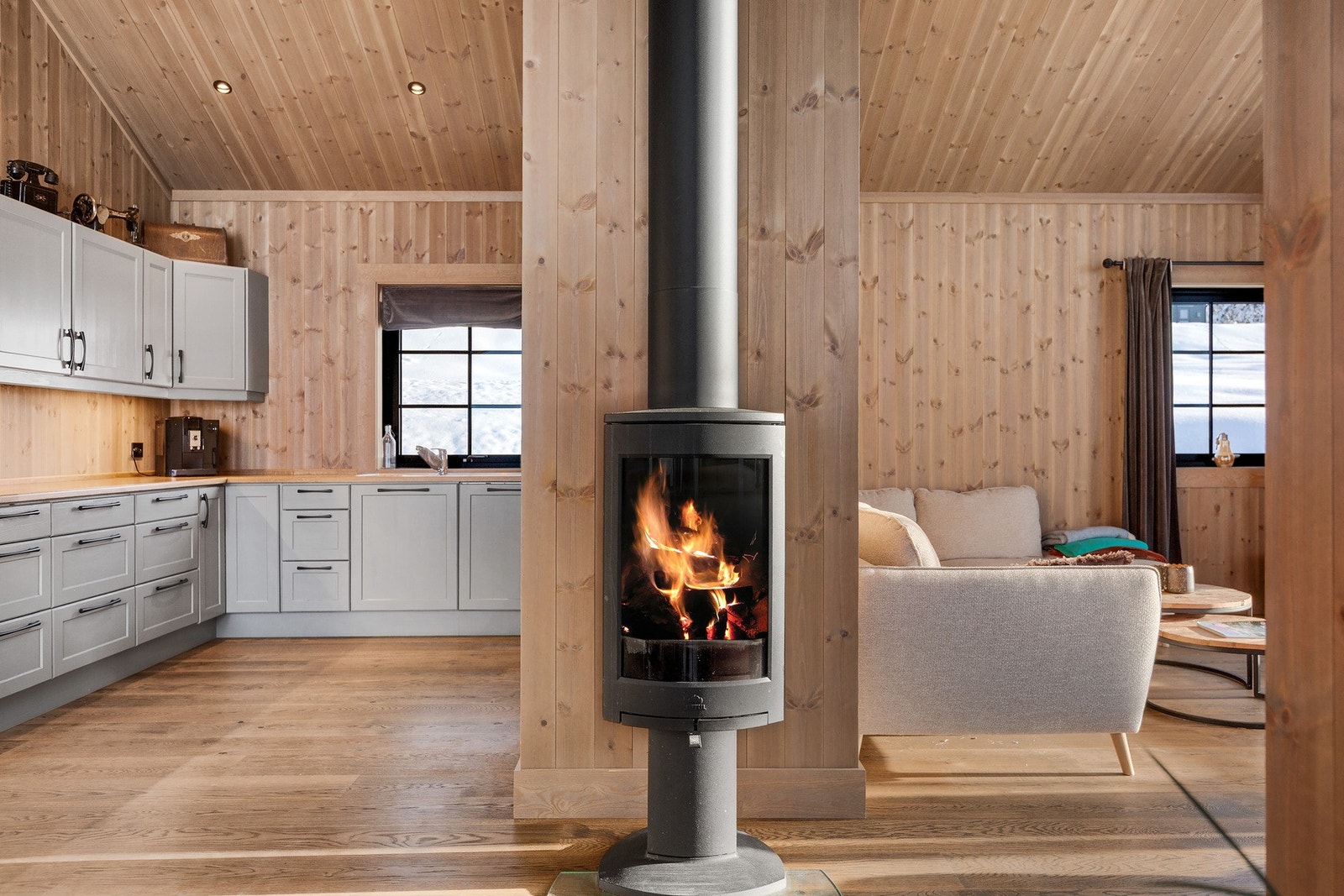 Malt kjøkkeninnredning i heltre. Galleribilde