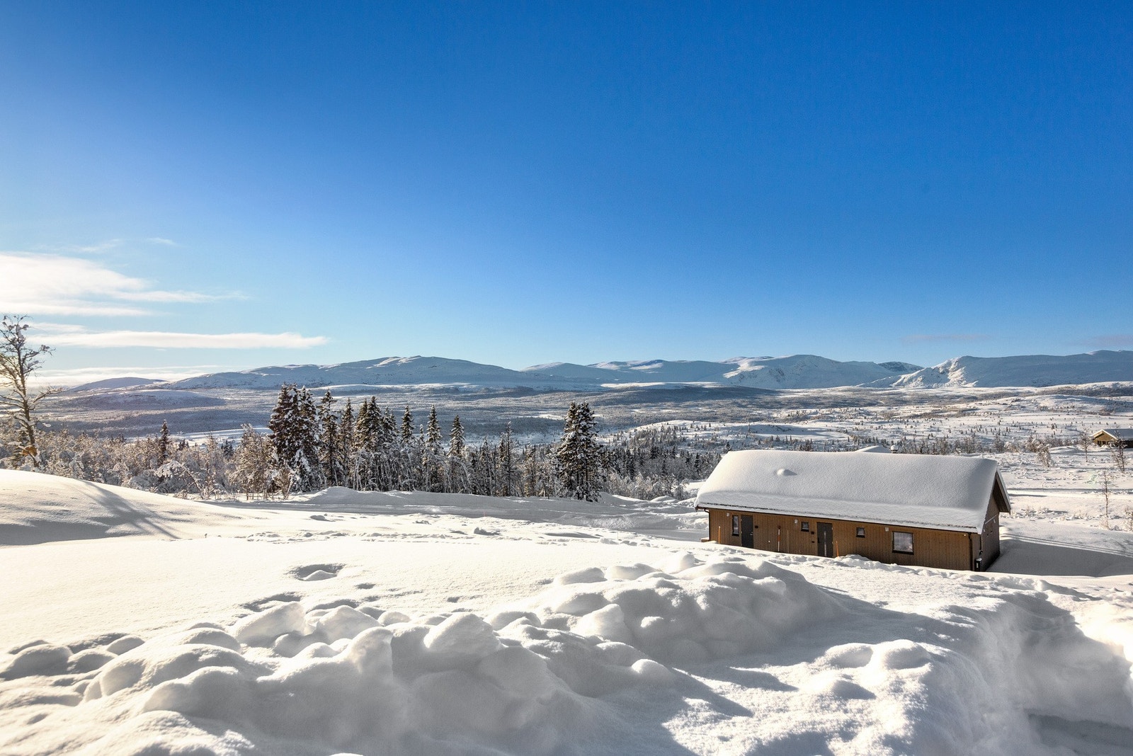Eiendommen er beliggende på Høyset, ved foten av Ålfjell i Vestre Slidre kommune. Galleribilde