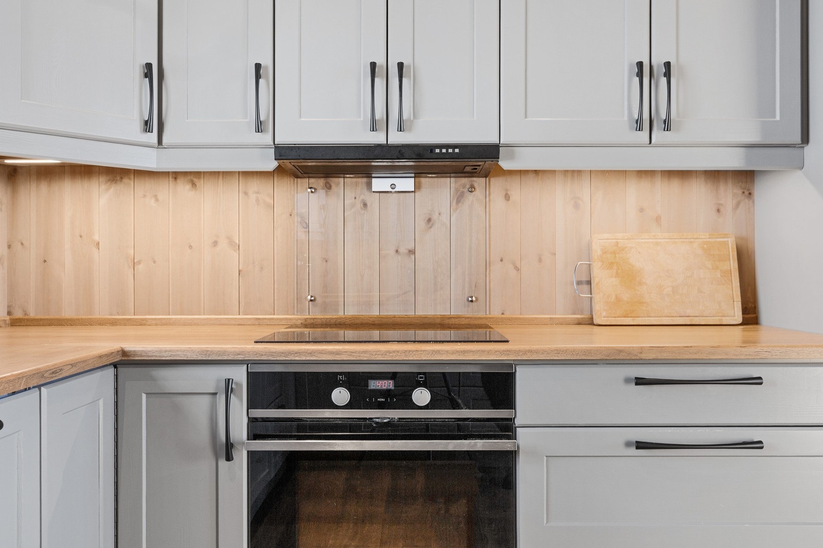 Glassplate på vegg mellom platetopp og overskap. Galleribilde