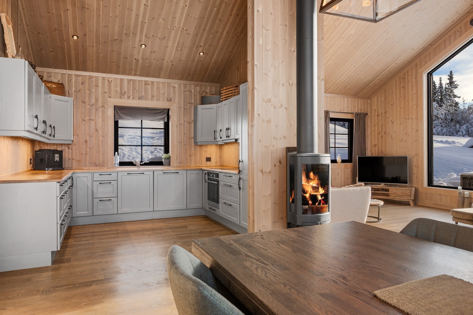 Godt med benk- og skapplass i kjøkkeninnredningen. Galleribilde