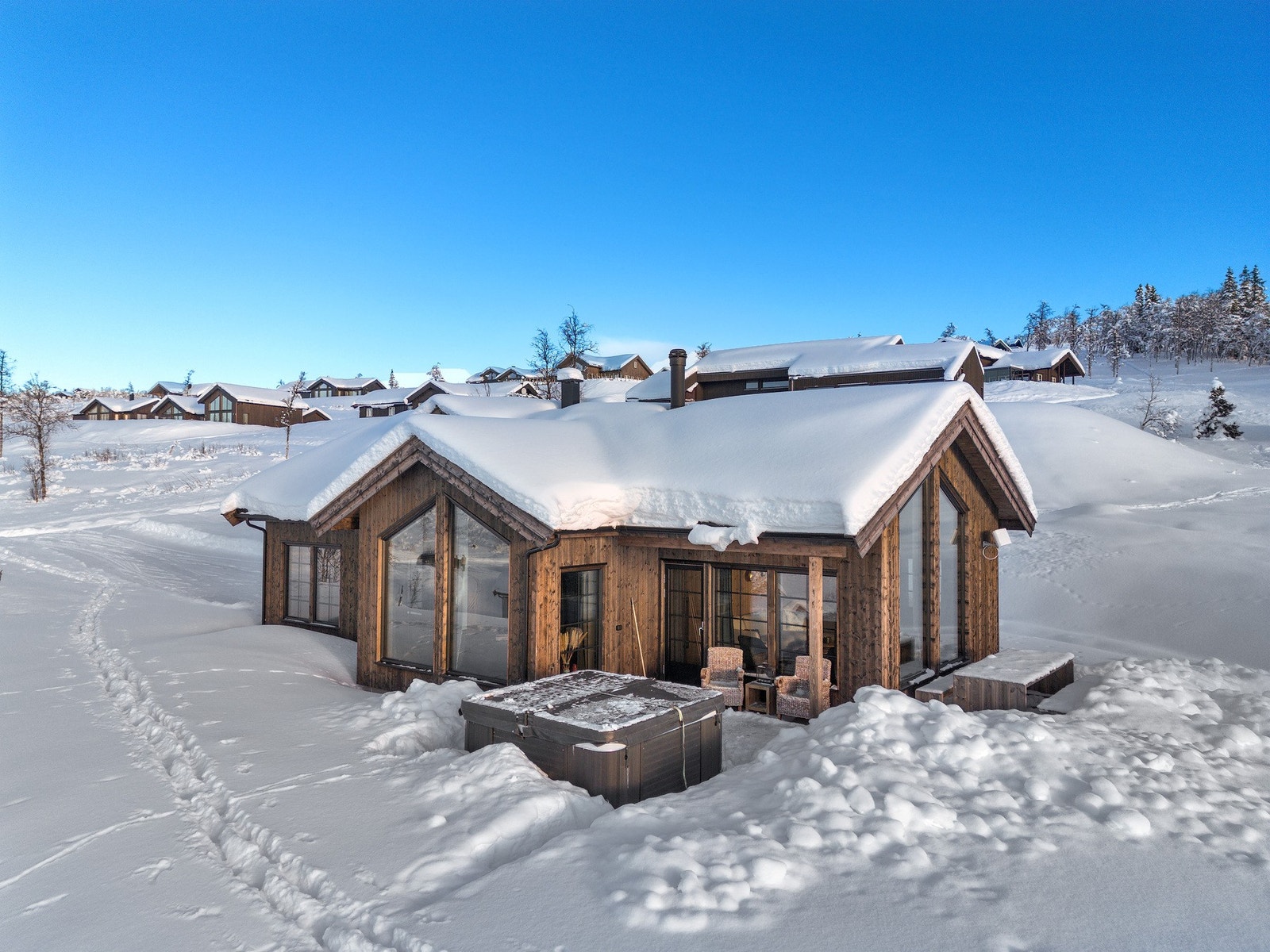 Hytta er bygget over én etasje og loftetasje, byggeår er 2020. Galleribilde