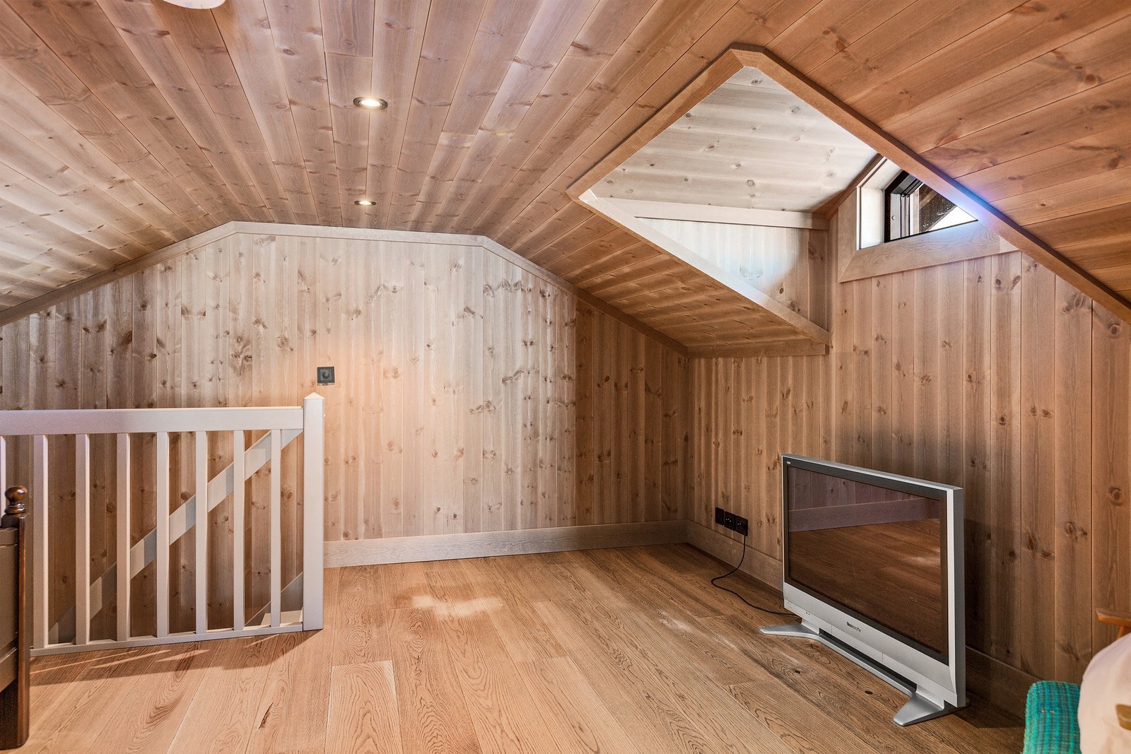 Loftsstue (ikke godkjent for varig opphold grunnet lav takhøyde). Galleribilde