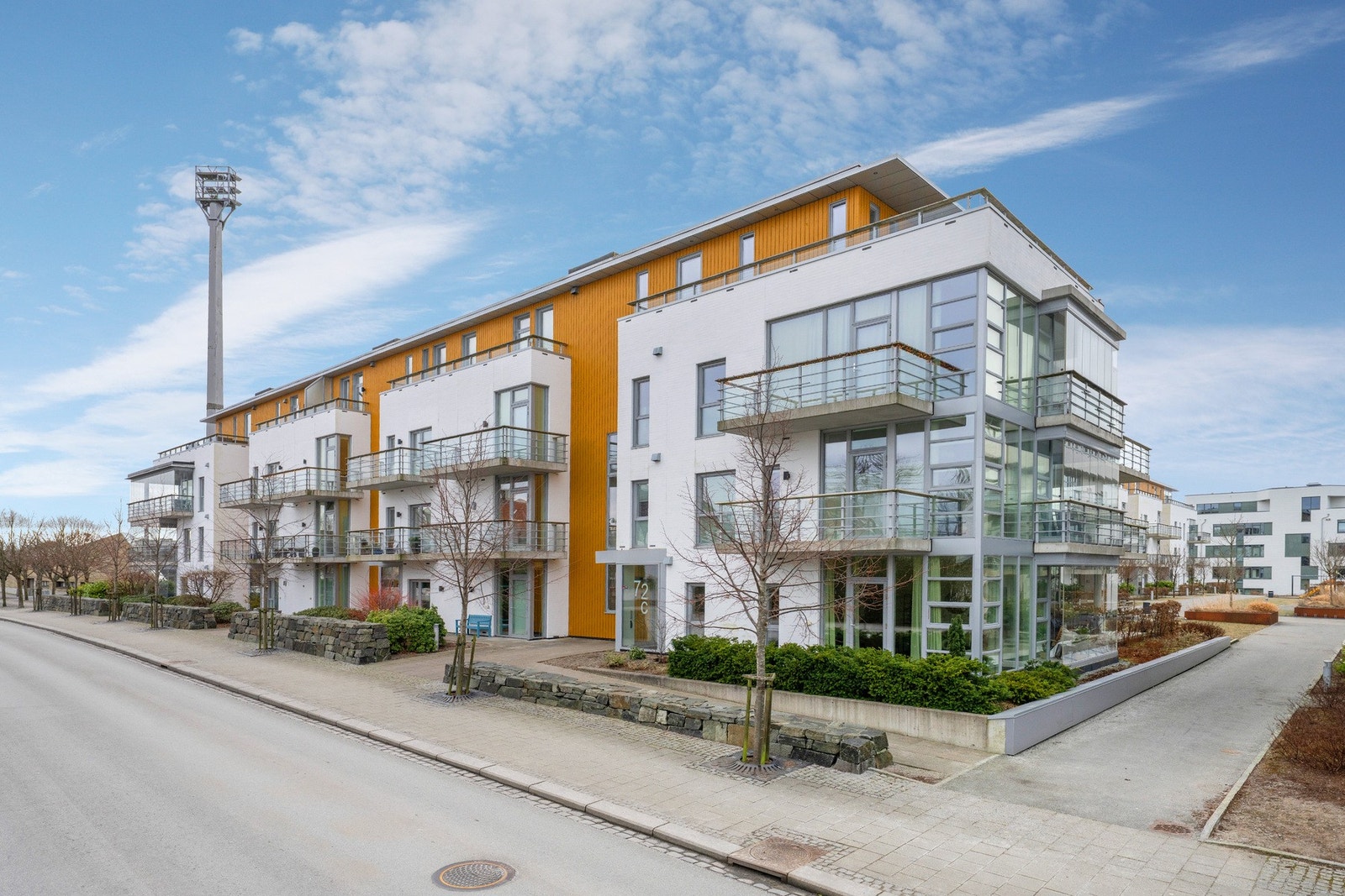 Bilen parkerer du på egen plass i garasjeanlegg med el-bil lader. I tillegg er det en sportsbod på 7 kvm ved p-plass. Galleribilde