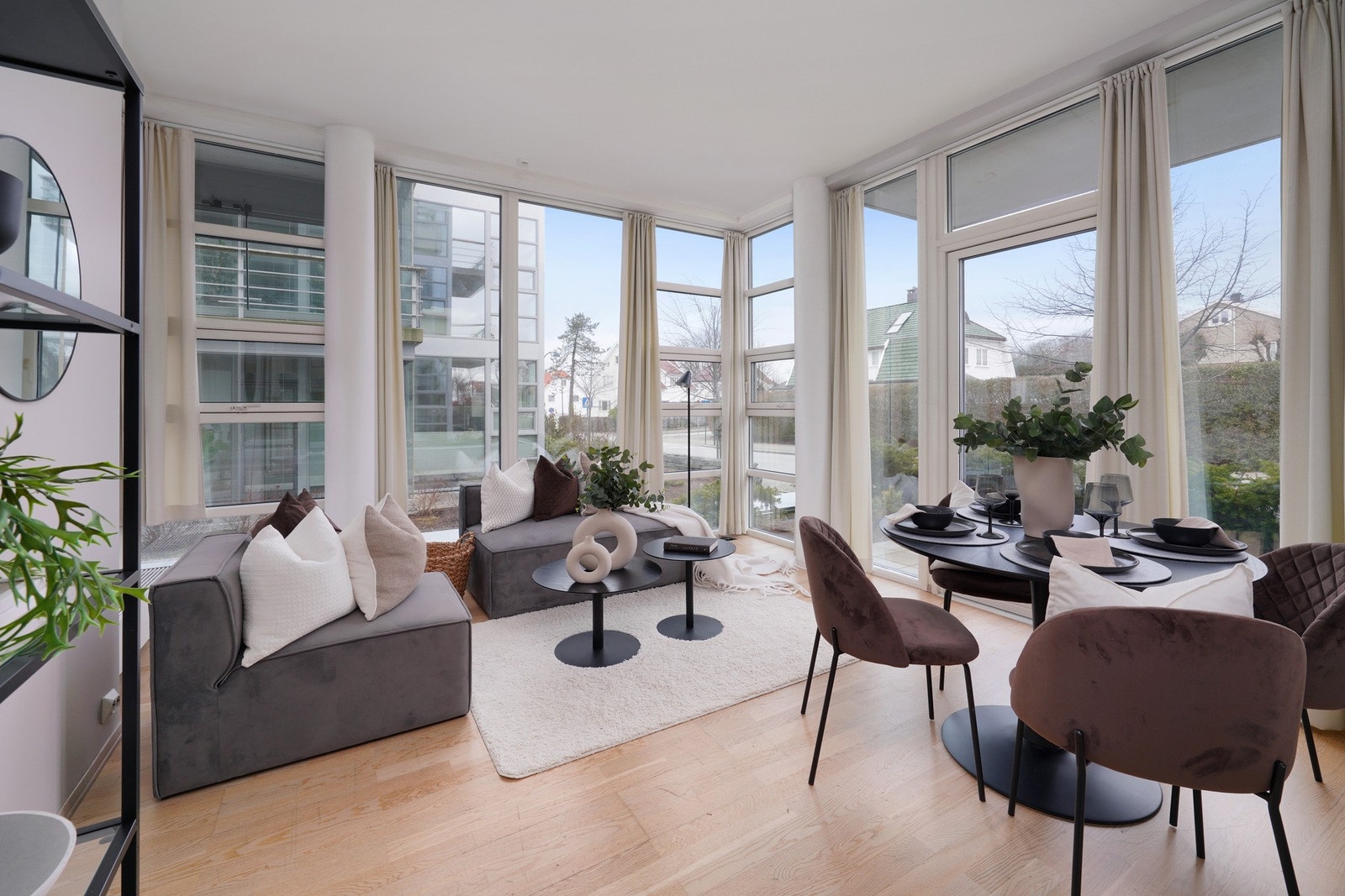 Stuen er nymalt med store vindusflater. Parketten er noe slitt, ellers er standarden i leiligheten god. Galleribilde