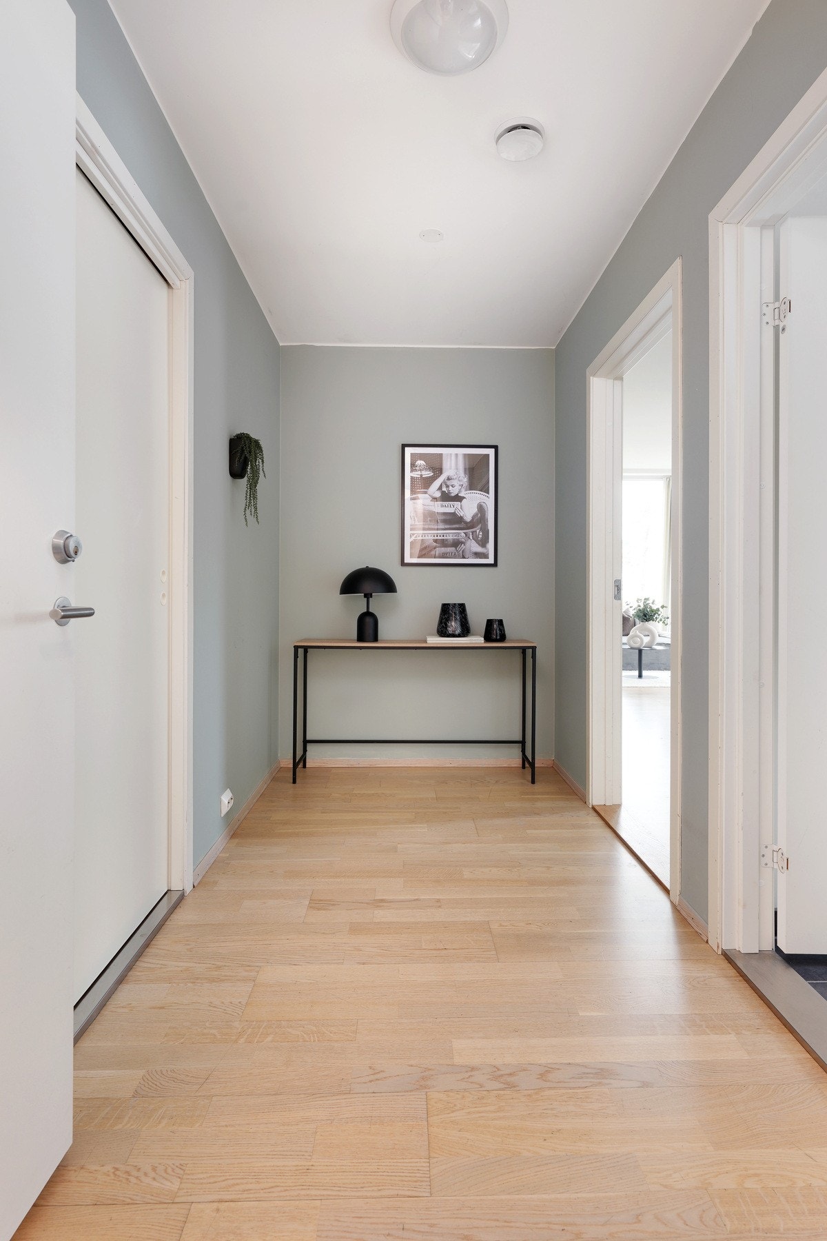 Romslig gang, god plass til et garderobeskap om ønskelig. Galleribilde