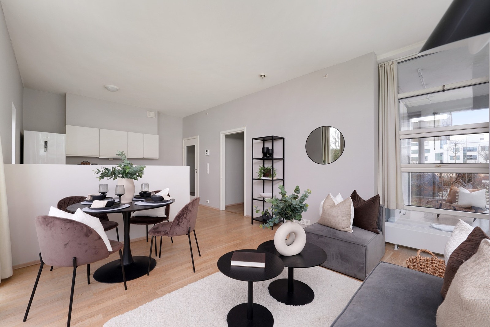 Her er det både plass til spisebord og sofagruppe om ønskelig. Takhøyden er på hele 2.8 m2 i gang, soverom og i stuen. Galleribilde