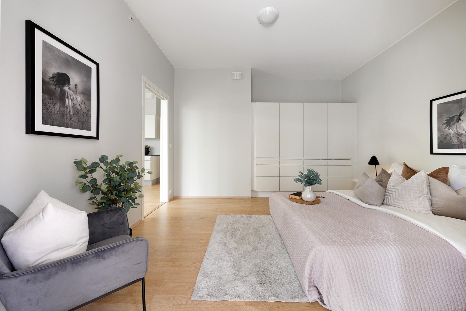 Stort soverom på ca. 15 kvm med garderobeskap Galleribilde