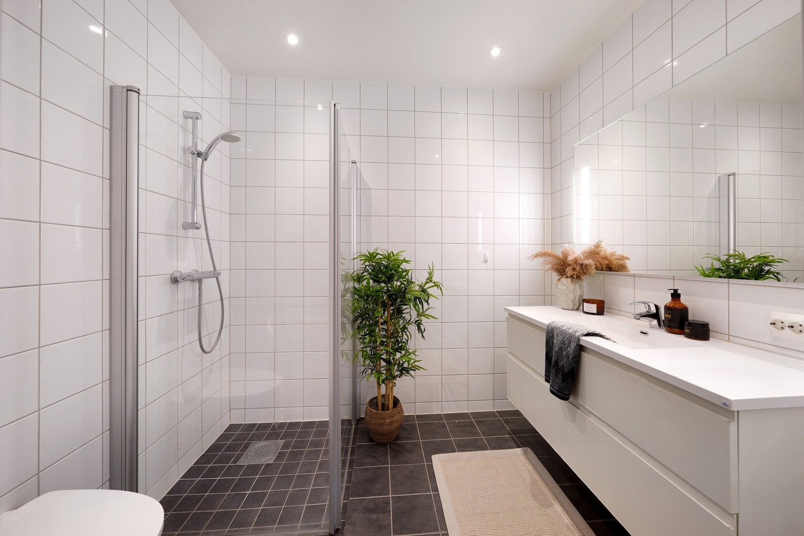 Helfliset bad med varme i gulv. Galleribilde