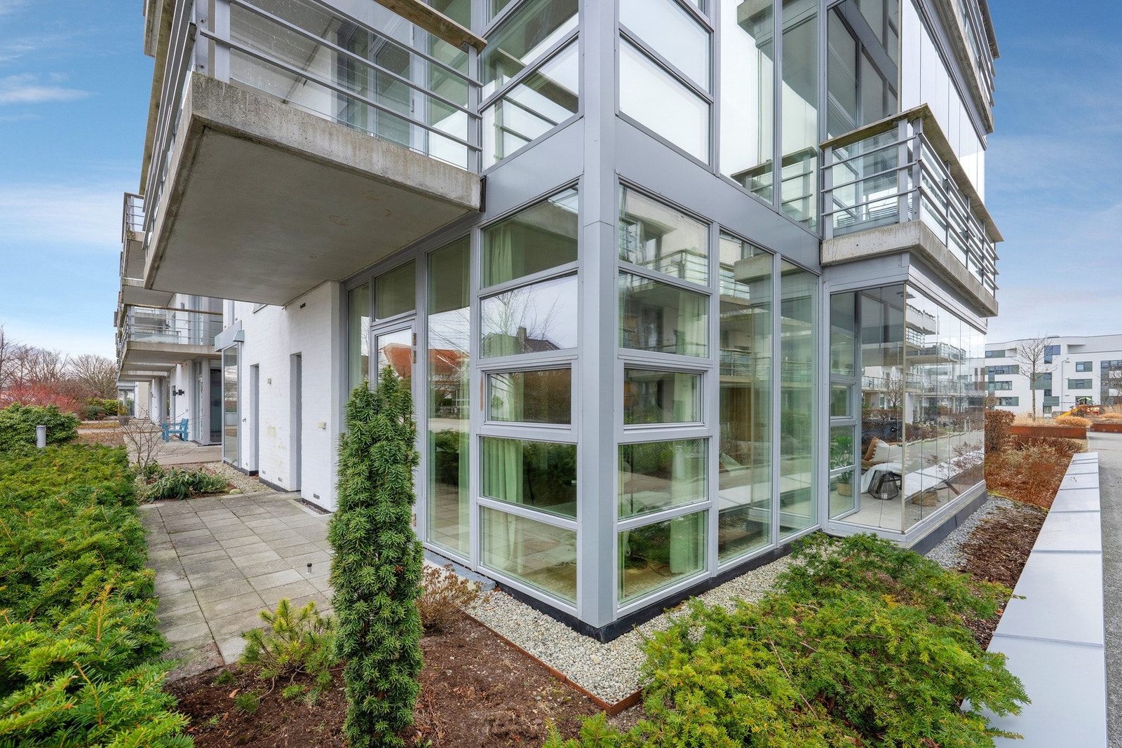 Leiligheten ligger i 1.etasje på hjørnet som gir uteplass på begge sider. Platting på 8 m2 + innglasset del på 9 m2. Perfekt plassering om man har hund eller katt. Galleribilde