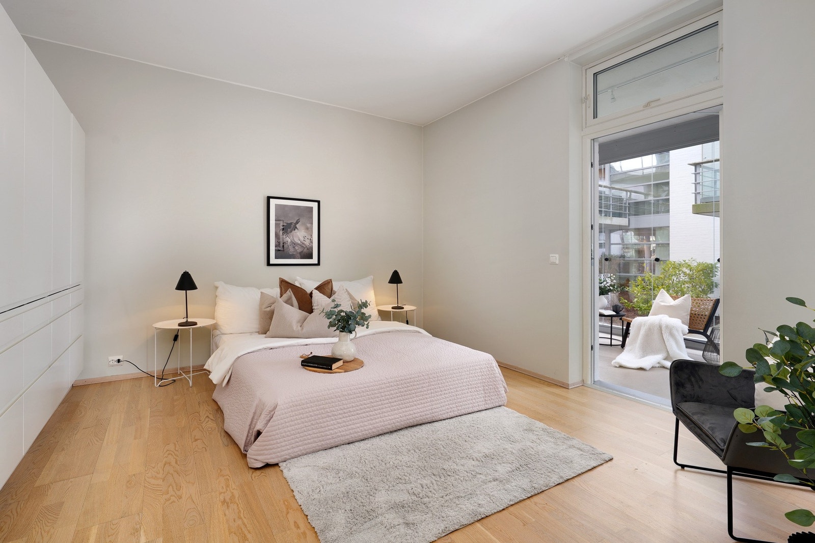 Utgang til den innglassede balkongen fra soverommet. Galleribilde