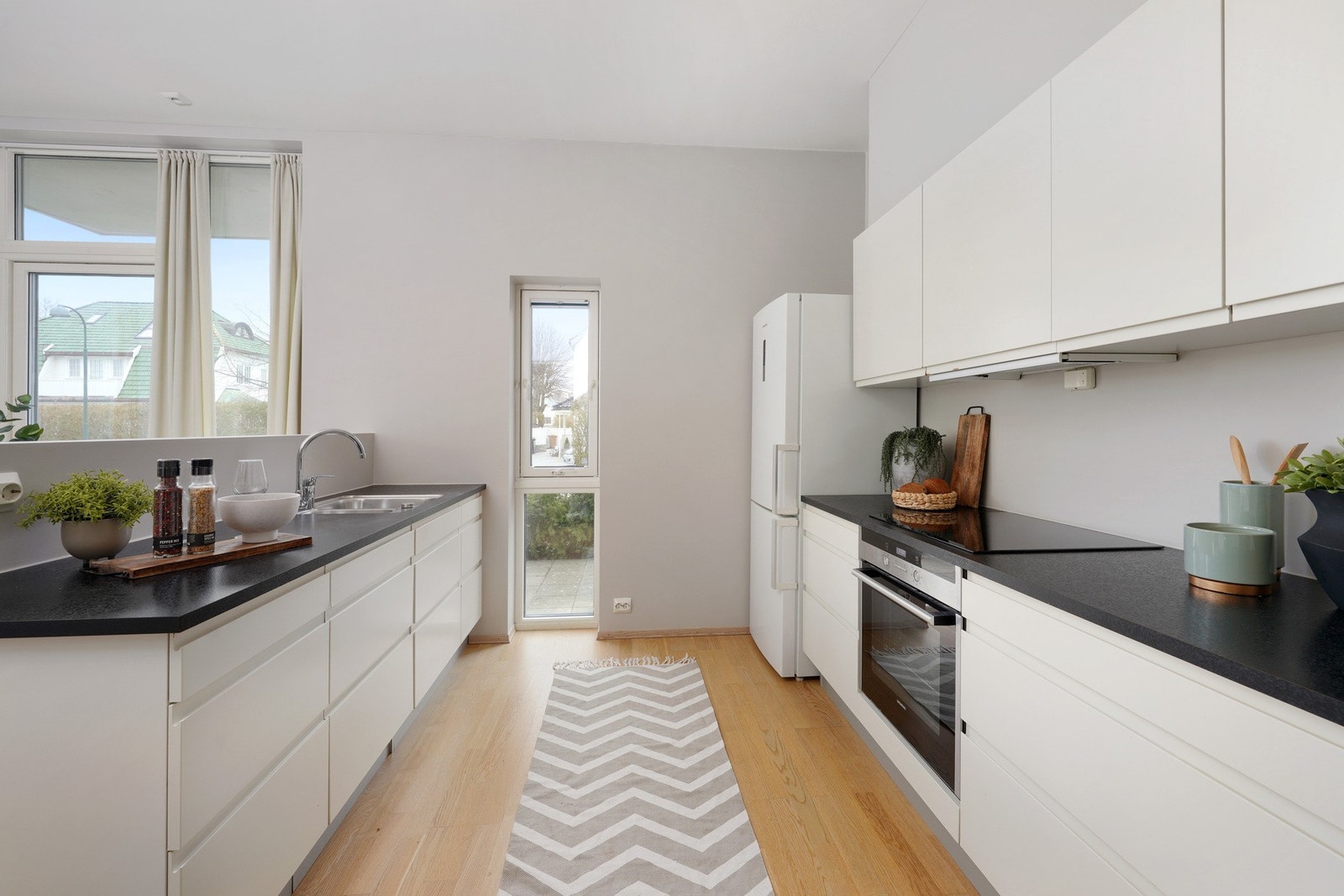 Her er det svært god benke- og skapplass Galleribilde