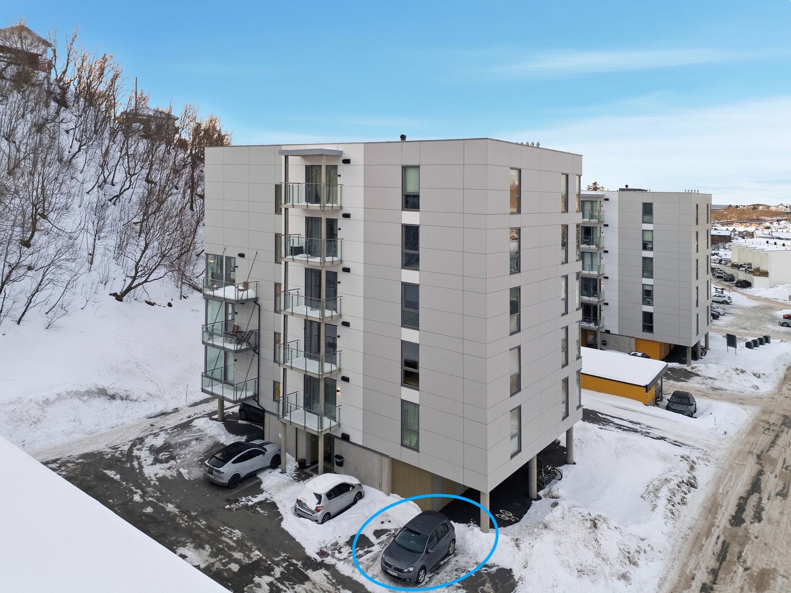 Leiligheten disponerer en fast parkeringsplass like ved inngangspartiet. Galleribilde