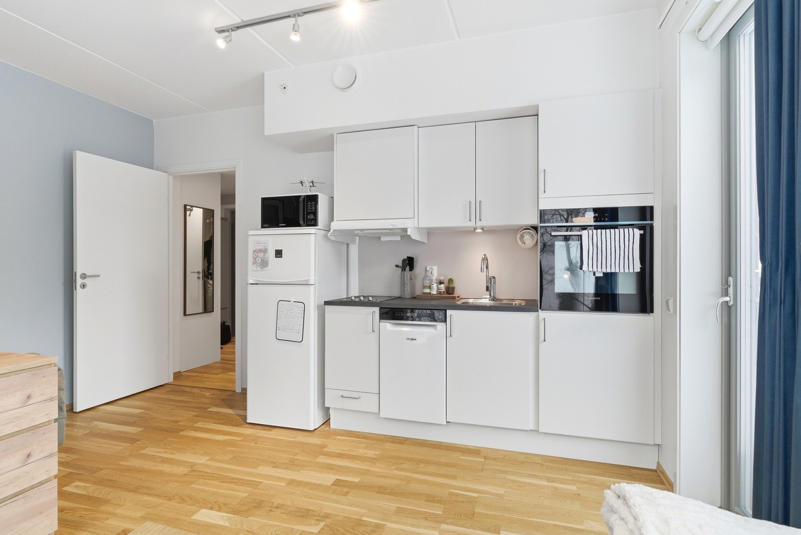 Komfyrtopp med to kokeplater og en nedfelt vask i stål. Galleribilde