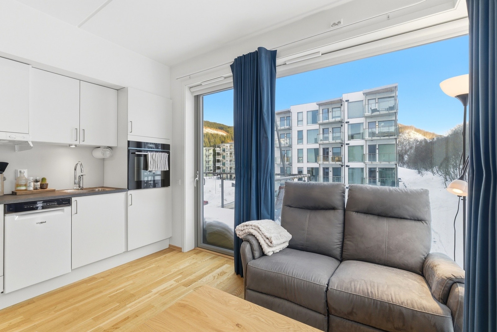 Videre inn i leiligheten kommer man til et lyst oppholdsrom med praktisk planløsning. Galleribilde