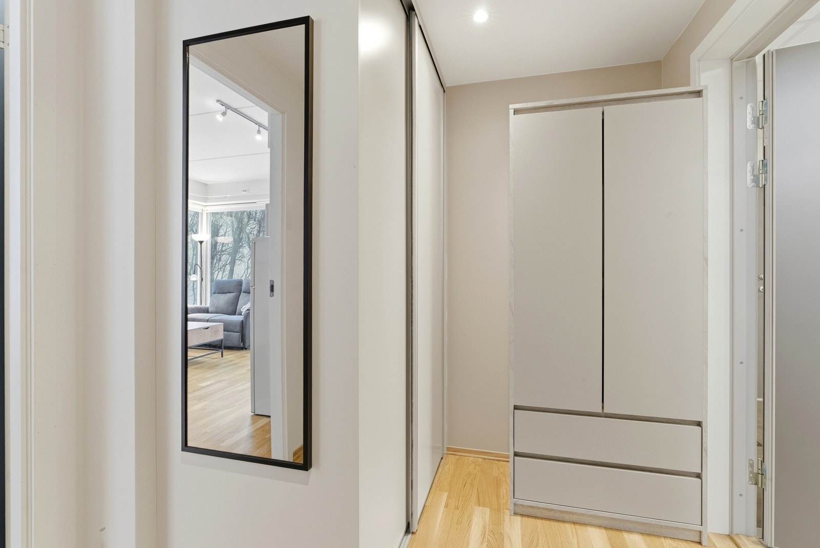 Entré med praktisk skyvedørsgarderobe. Belysning via downlights i himling. Galleribilde