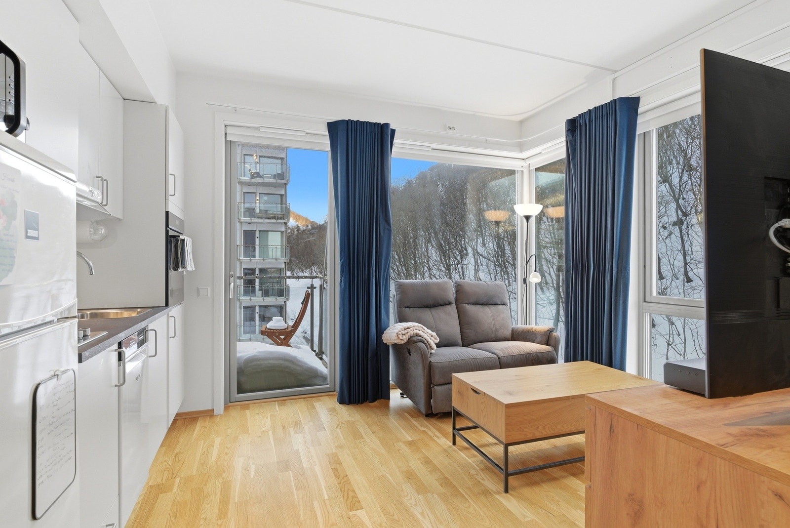 Leiligheten er utstyrt med Luxaflex-persienner og gardiner som gir effektiv skjerming og lyskontroll. Galleribilde