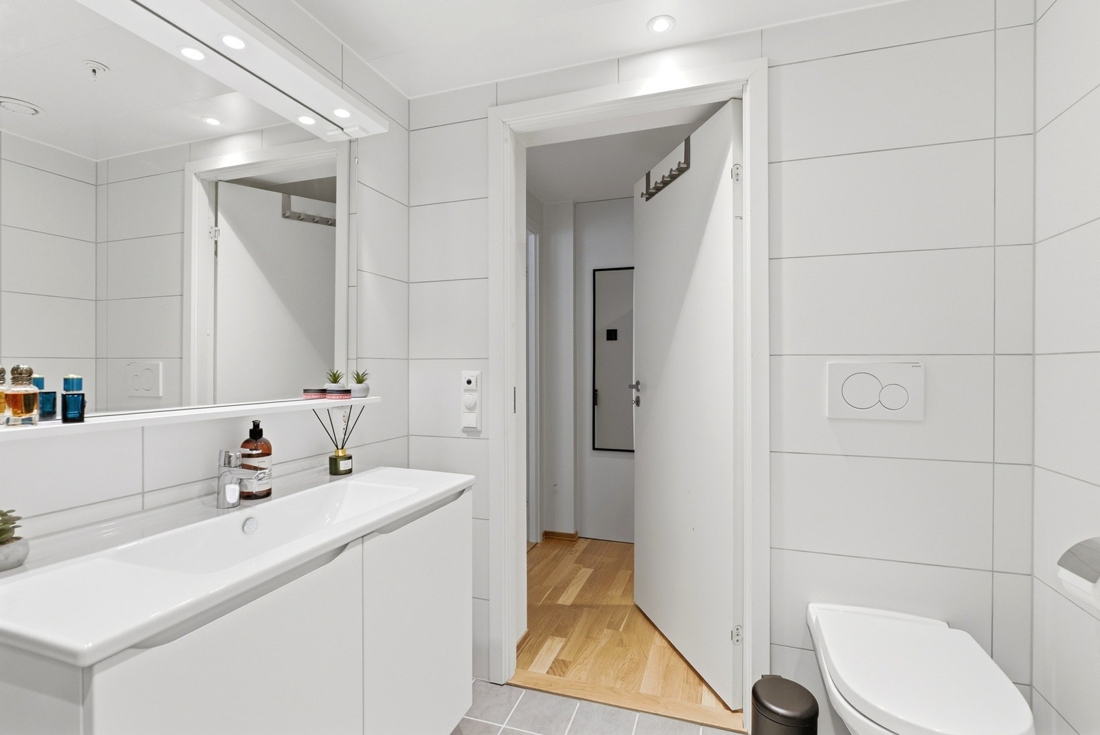 Fliser med varmekabler på gulv og våtromsplater på vegger. Galleribilde