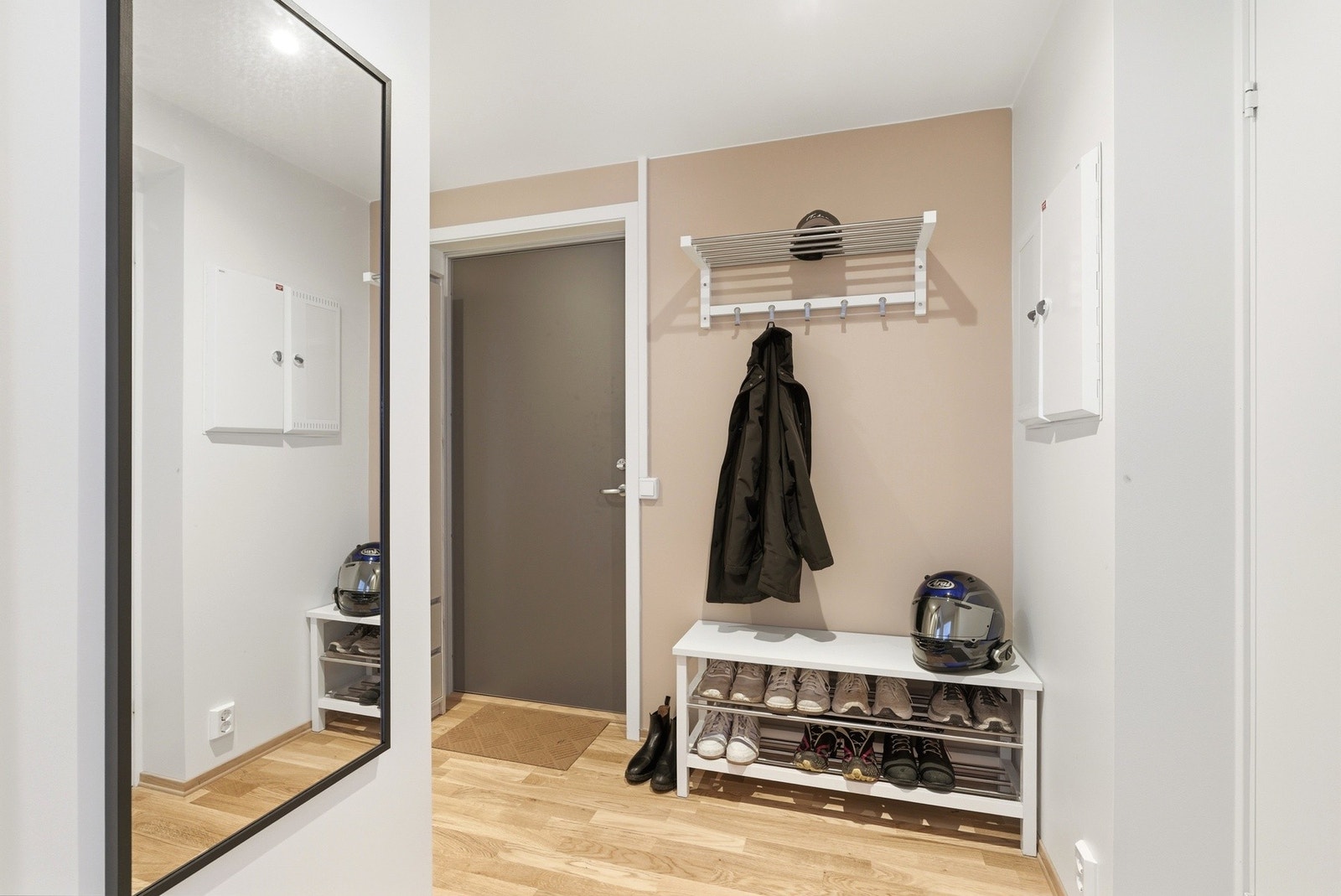 Velkommen inn - romslig entré med god plass til diverse oppheng og garderobeløsninger. Galleribilde