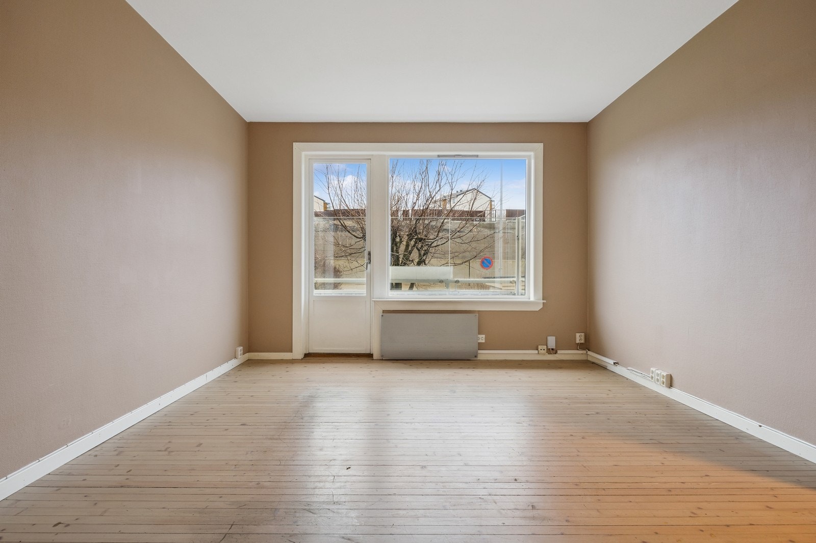 Stue med utgang til balkong. Galleribilde