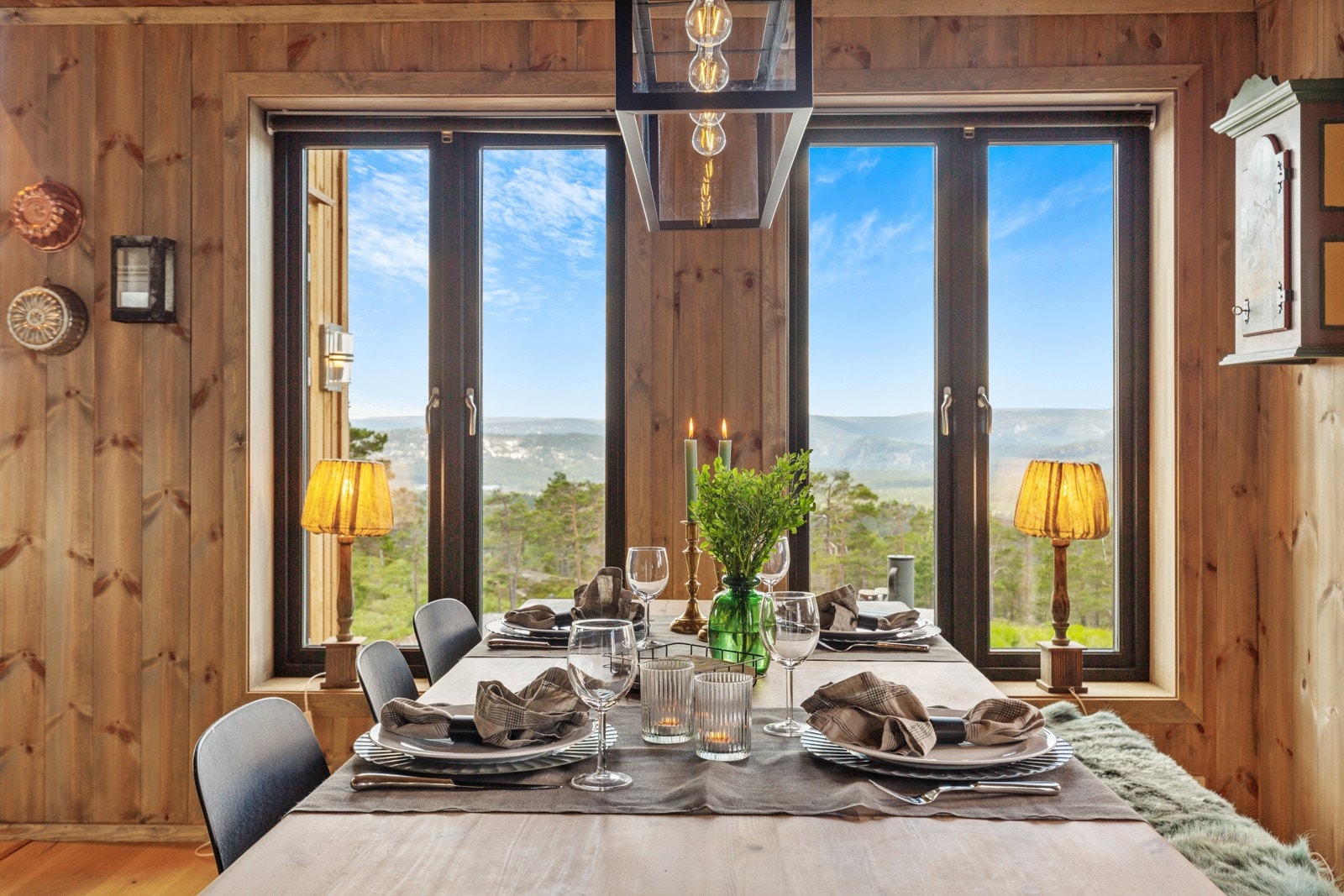 Fra stua er det fantastisk utsikt og store vindusflater som gir godt med naturlig lys. Galleribilde