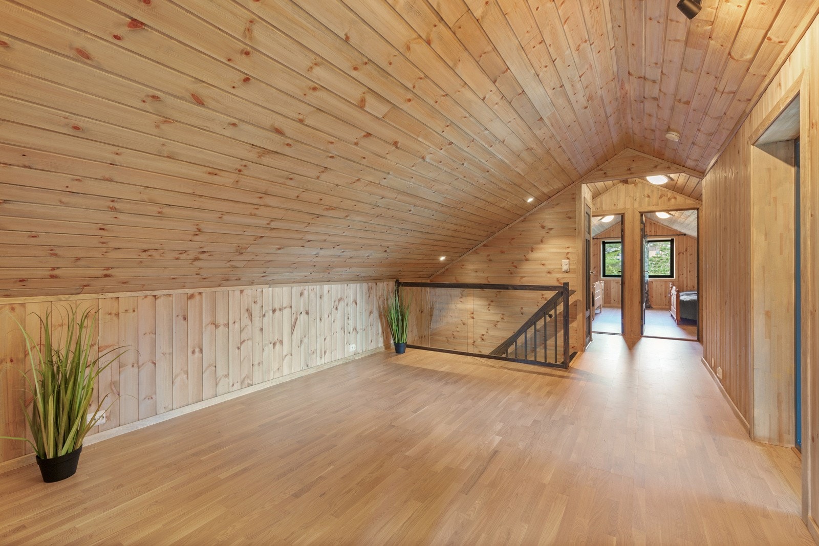 Romslig loftsetasje som kan brukes som en ekstra stue Galleribilde