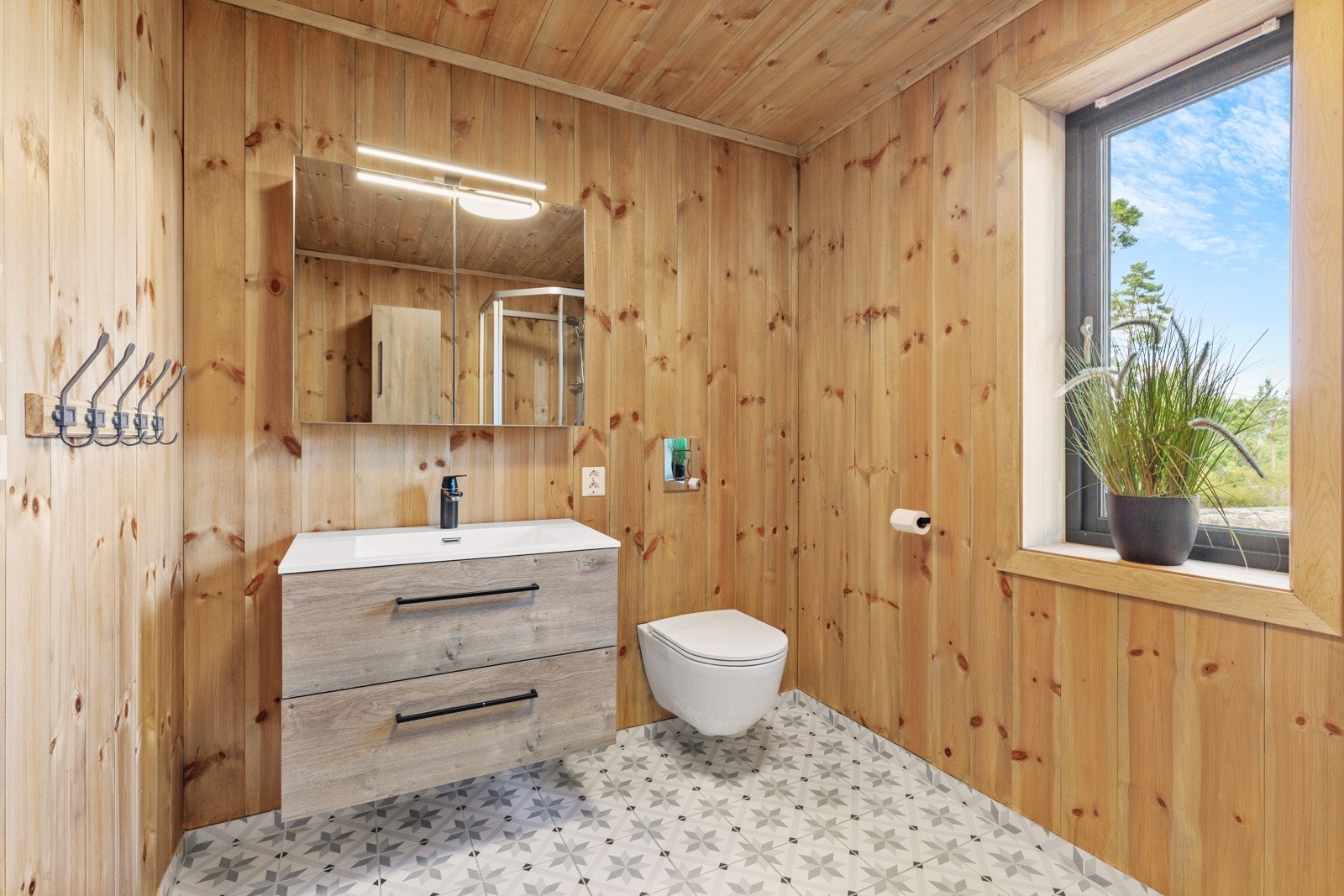 Hytta har to bad i første etasje og separat toalett i andre etasje. Badene i første etasje har varmekabler i gulvet. Galleribilde