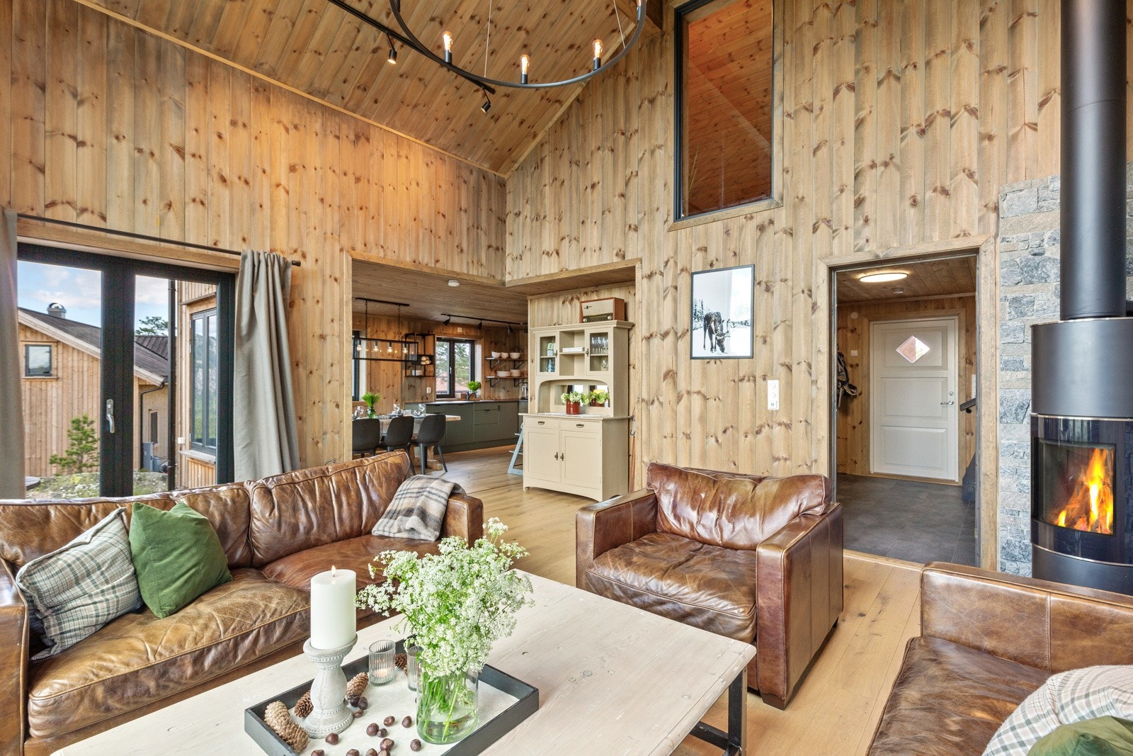 Fra gangen kommer du inn i en romslig stue som byr på fine møbleringsmuligheter både til sofagruppe og spisestue. Galleribilde