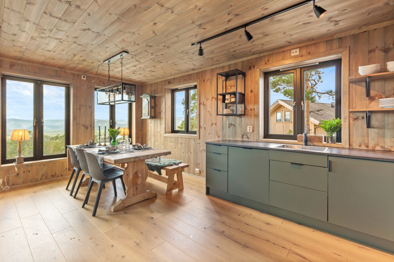 Godt med benkeplass og oppbevaring i underskap. Praktiske hyller over kjøkkenbenken. Galleribilde