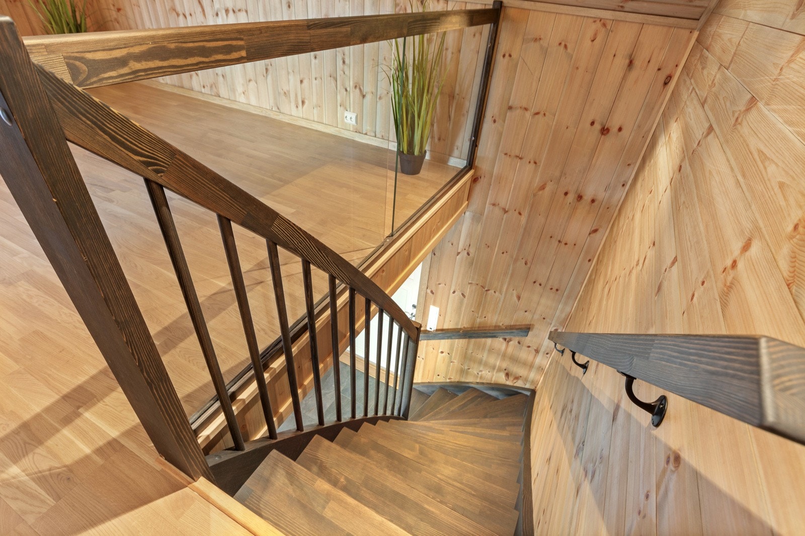 Fra gangen er det trapp med glassrekkverk opp til loftsetasjen Galleribilde