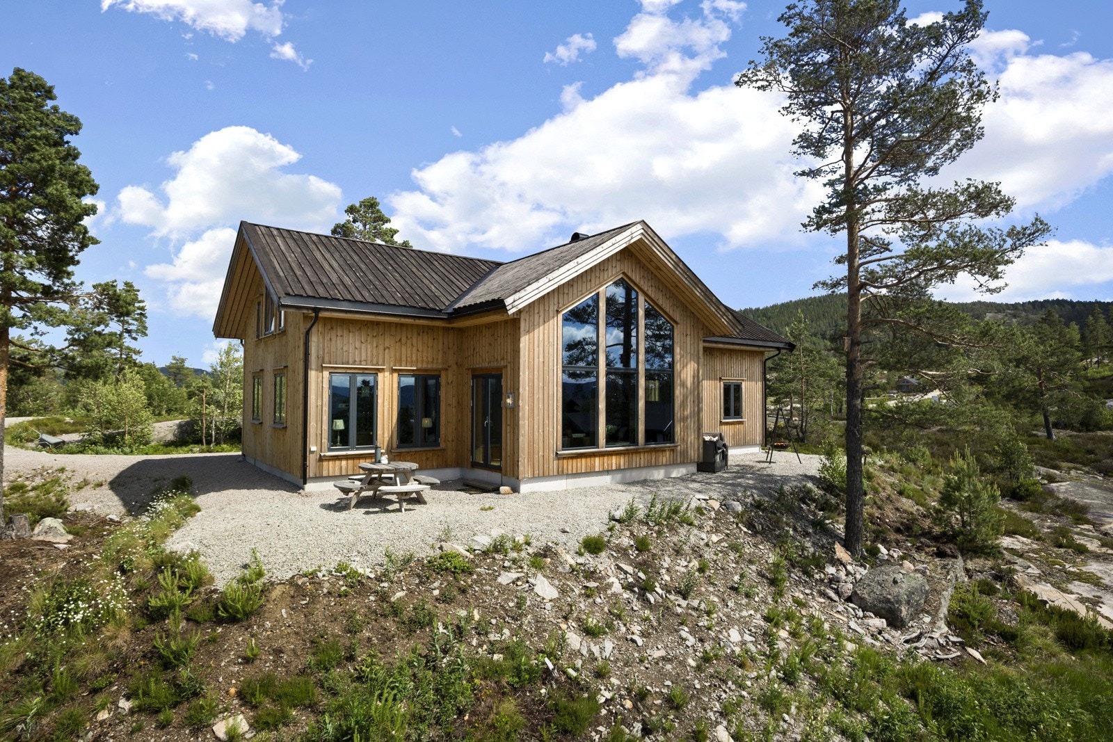 Fritidsboligen er oppført i 2022 og holder en god standard. Dette er en fin og innholdsrik hytte med hovedetasje og loftsetasje. Galleribilde